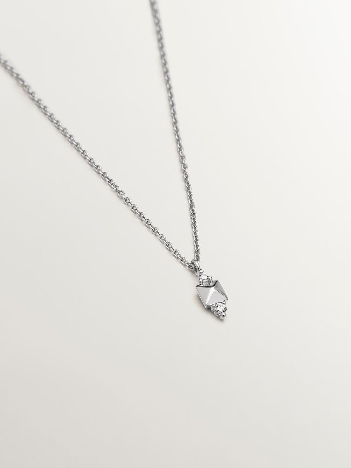 Colgante de oro blanco de 18K con tachuela y diamante