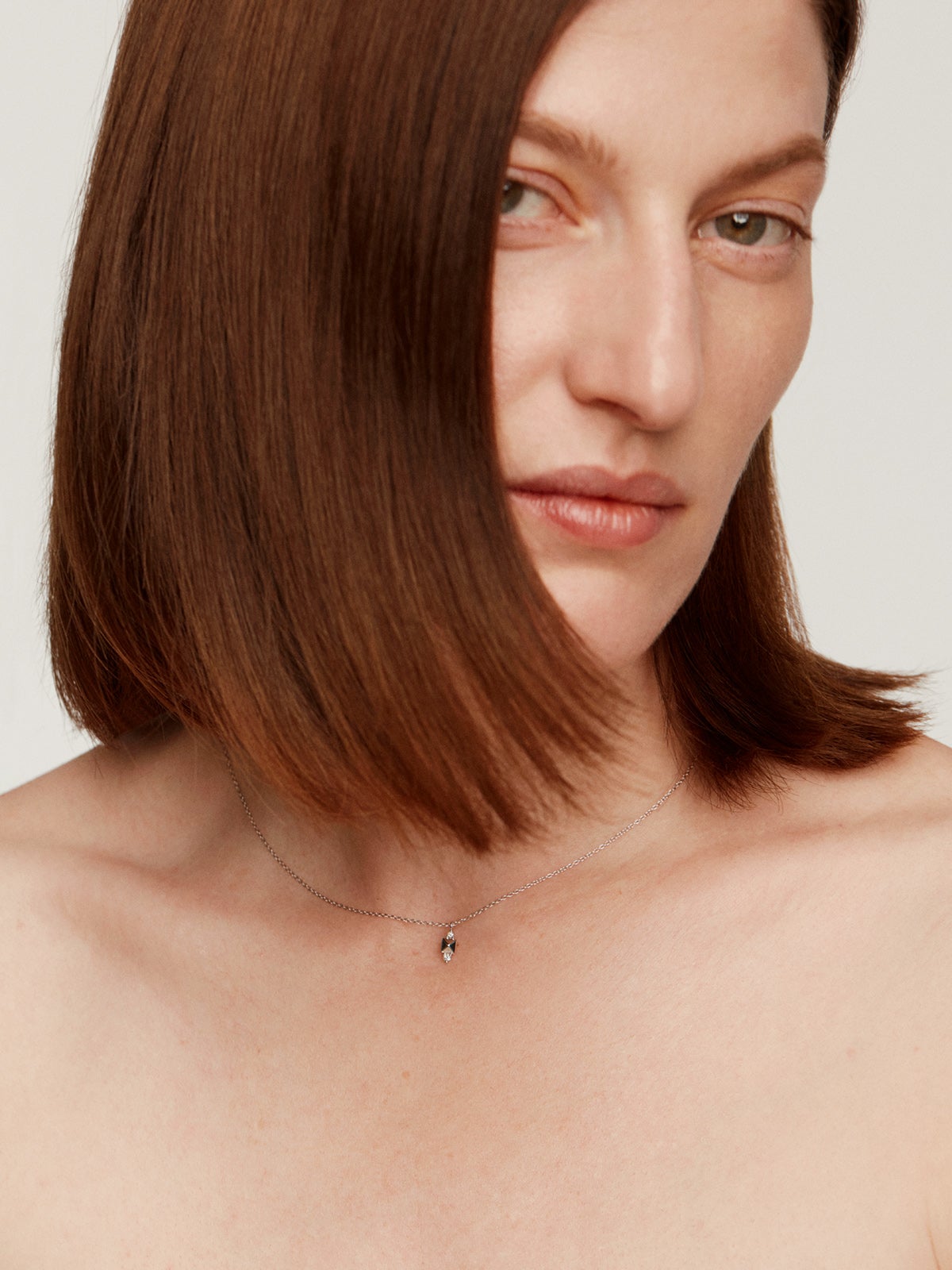 Colgante de oro blanco de 18K con tachuela y diamante