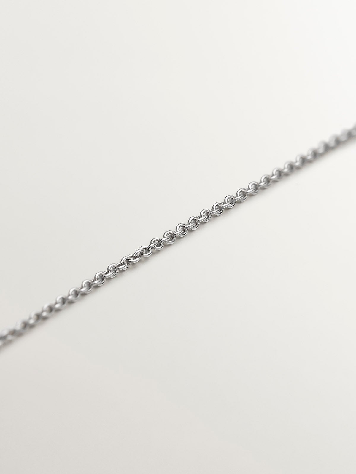 Colgante de oro blanco de 18K con tachuela y diamante