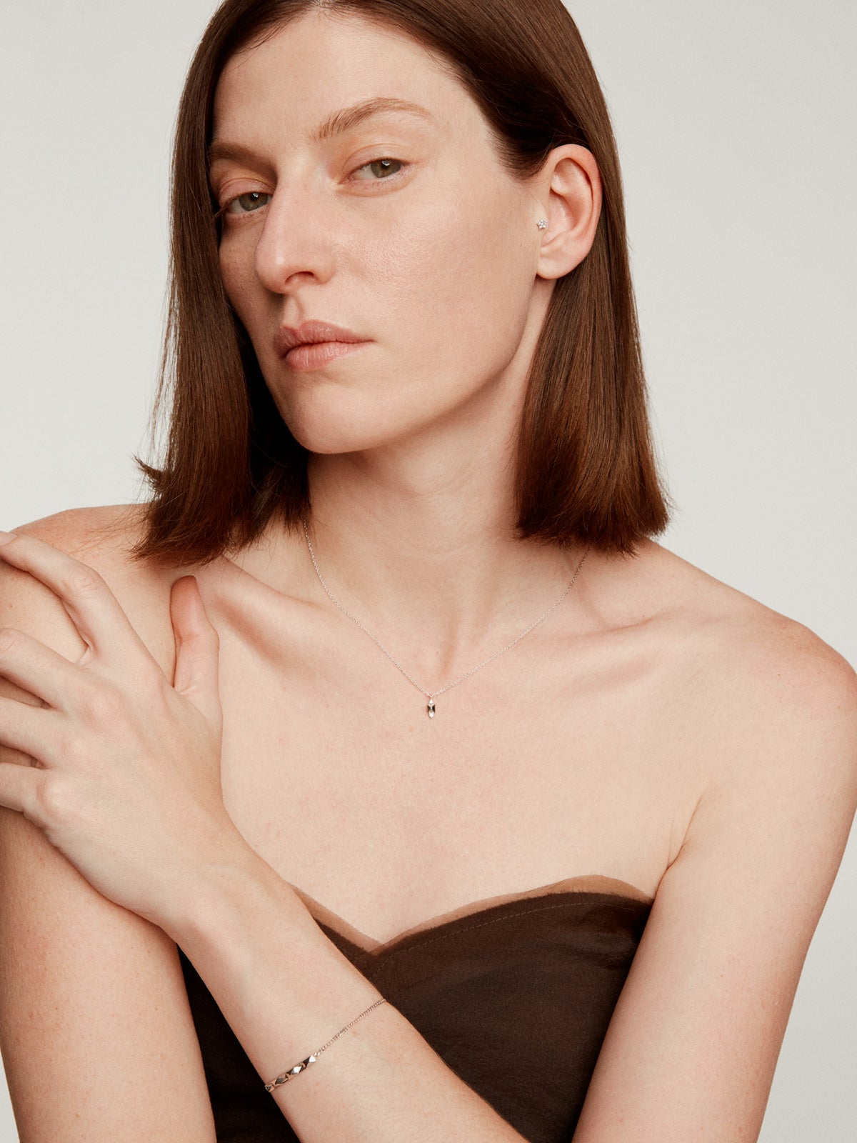 Colgante de oro blanco de 18K con tachuela y diamante