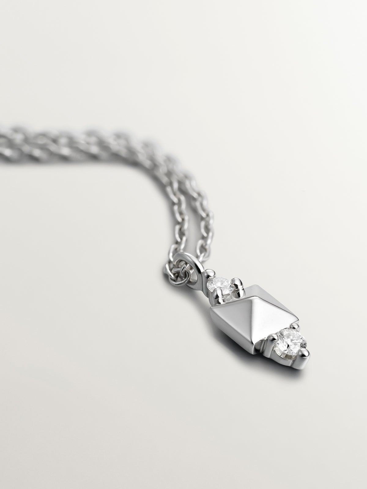 Colgante de oro blanco de 18K con tachuela y diamante