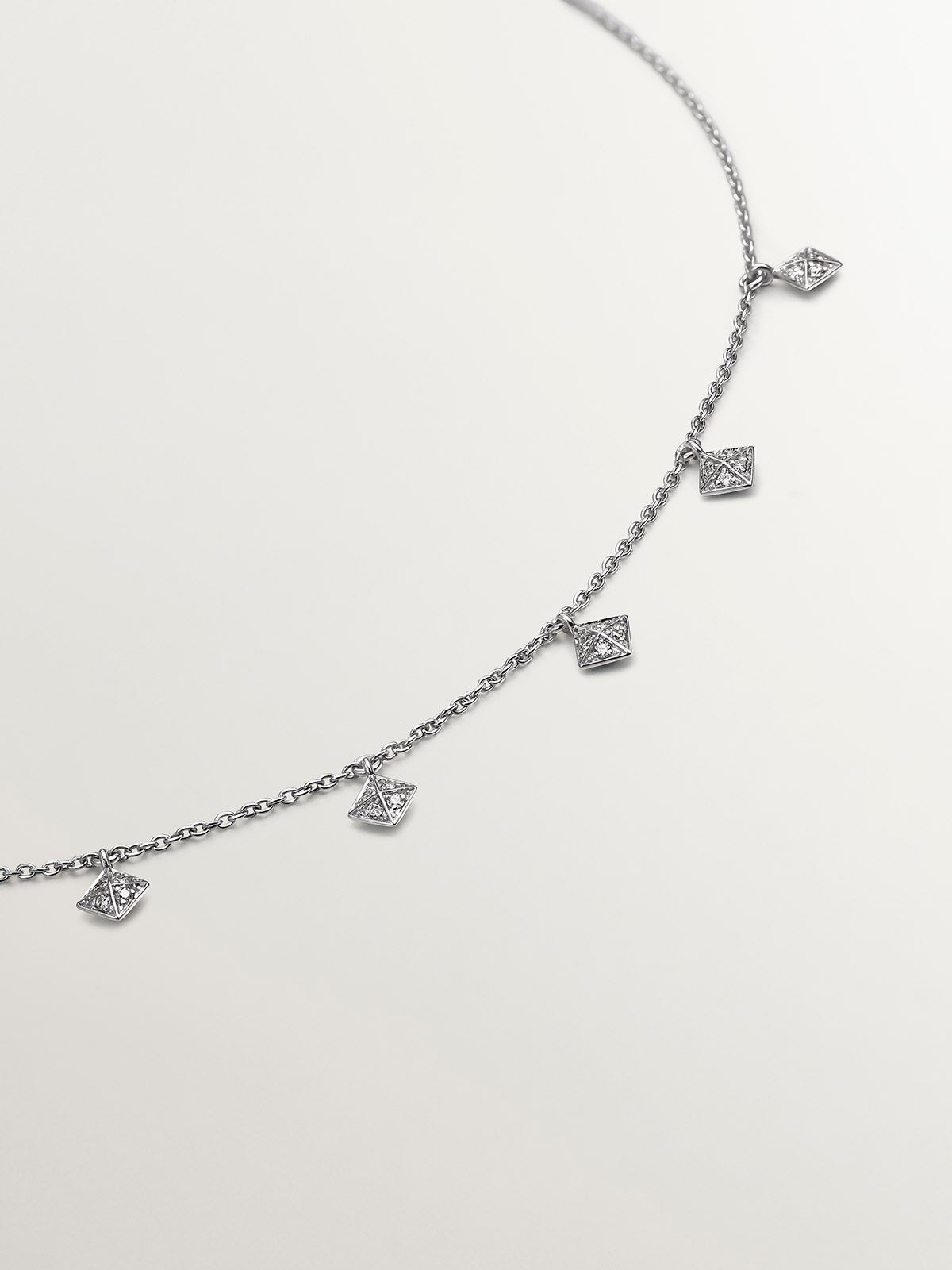 Collar de oro blanco de 18K con formas geométricas y diamantes