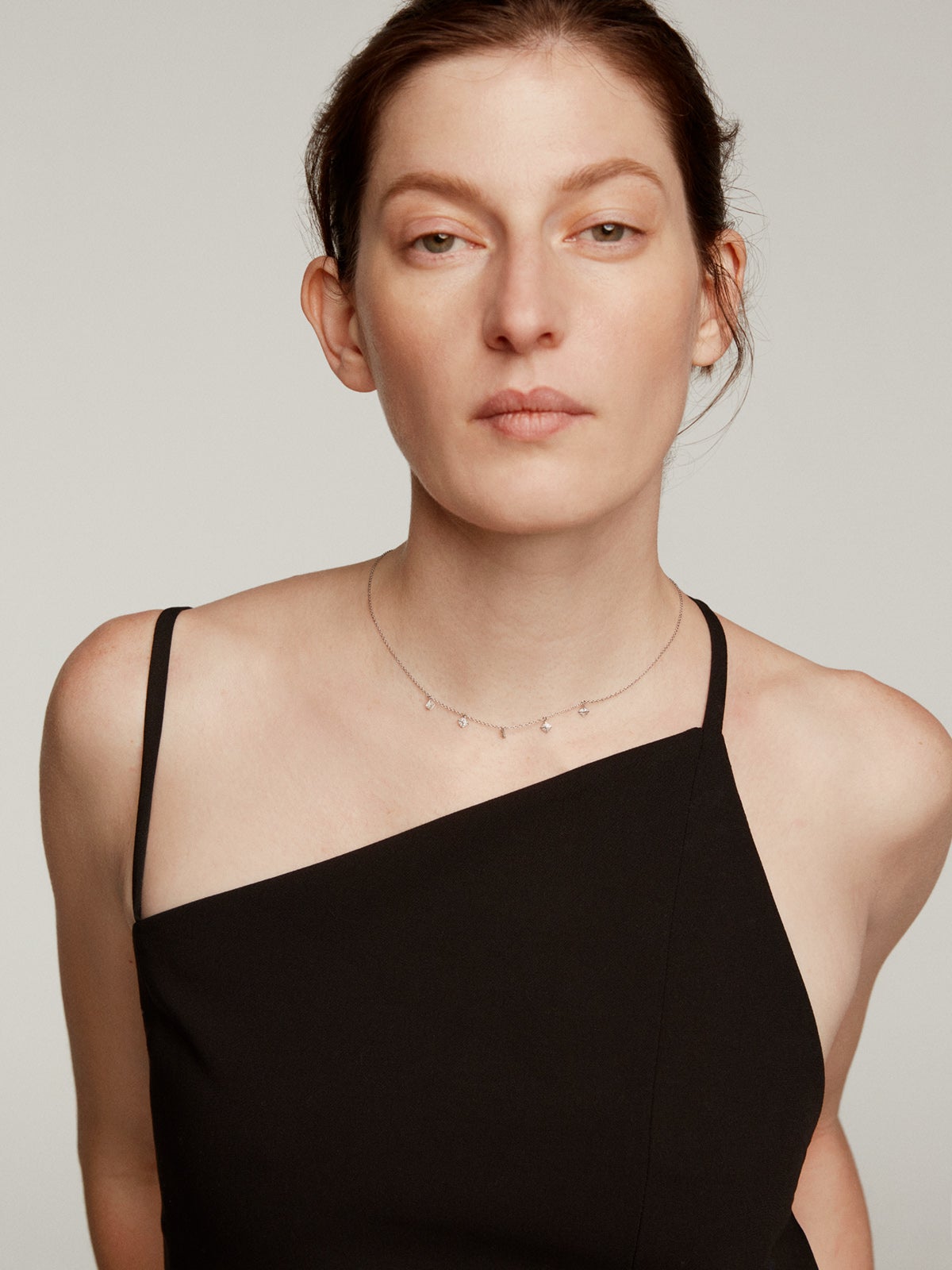 Collar de oro blanco de 18K con formas geométricas y diamantes