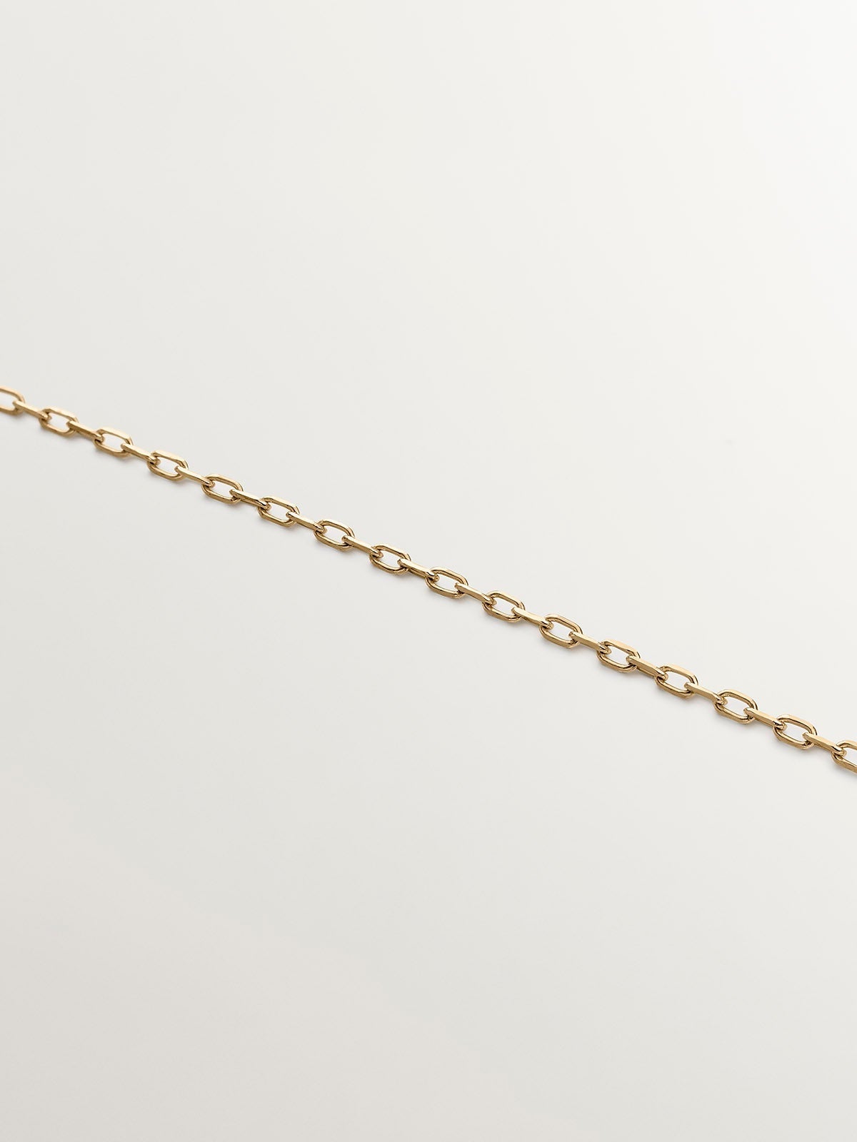 Collar de oro amarillo de 9K con obsidiana negra en talla lágrima y diamantes en talla brillante de 0,03 cts