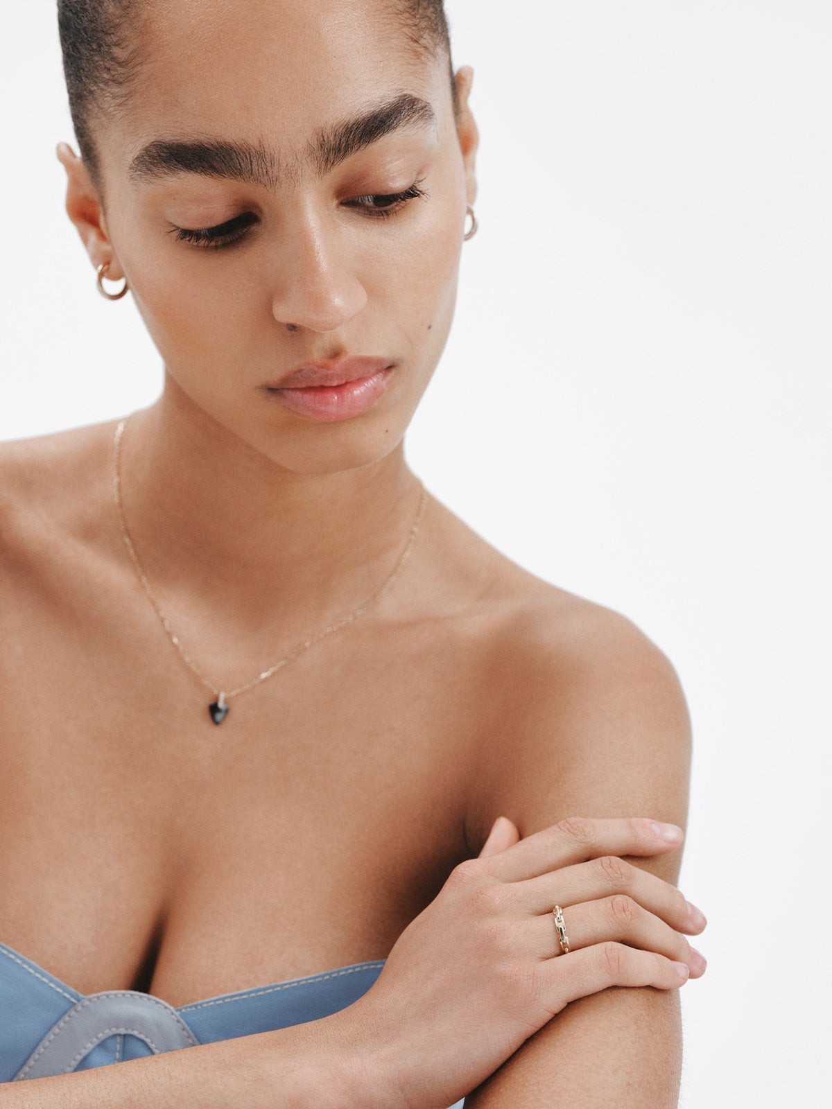 Collar de oro amarillo de 9K con obsidiana negra en talla lágrima y diamantes en talla brillante de 0,03 cts