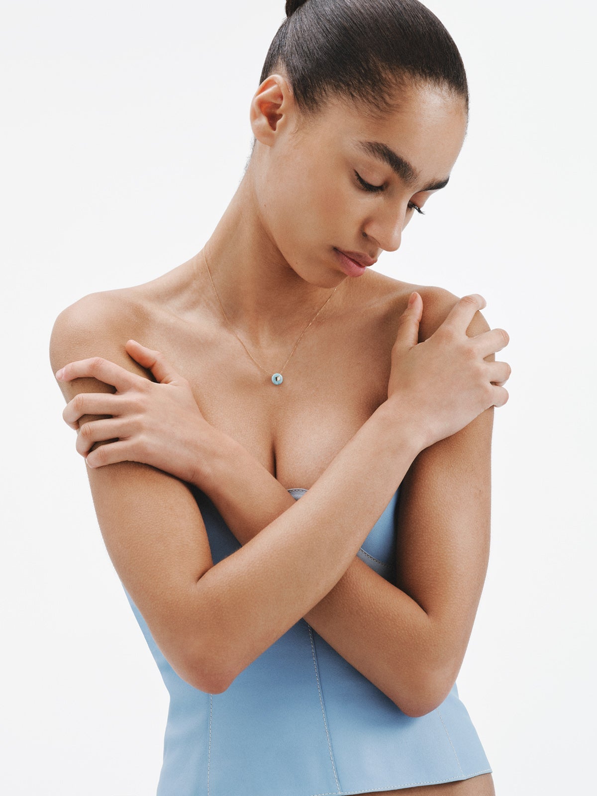 Colgante de oro amarillo de 9K con larimar azul