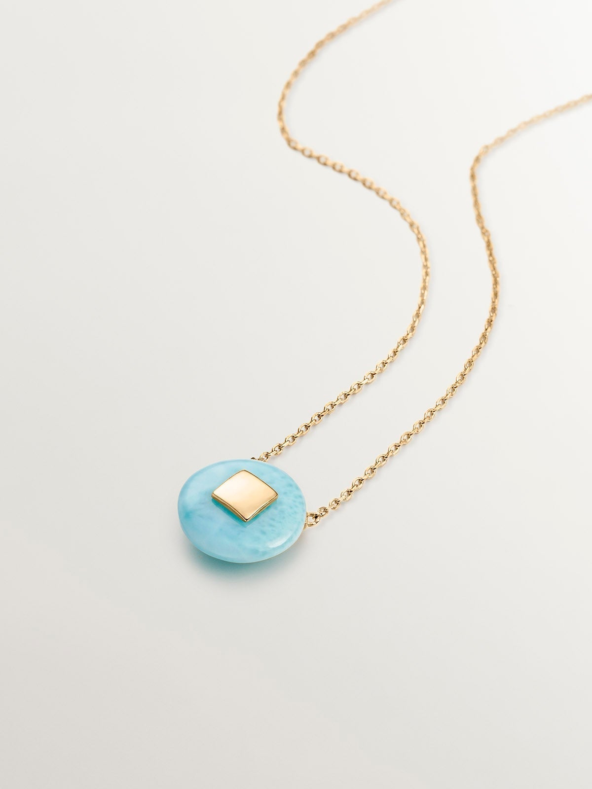Colgante de oro amarillo de 9K con larimar azul