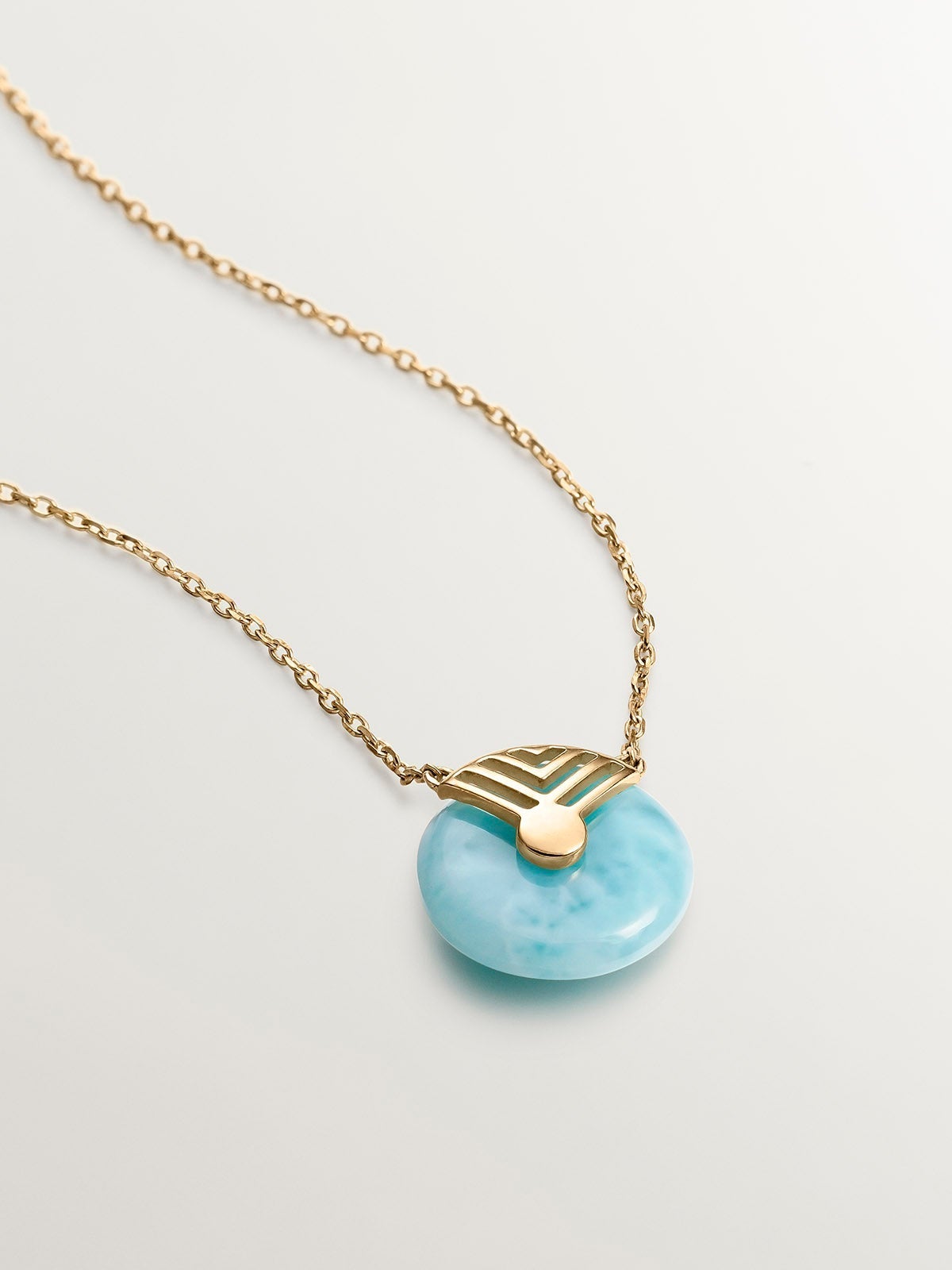 Colgante de oro amarillo de 9K con larimar azul