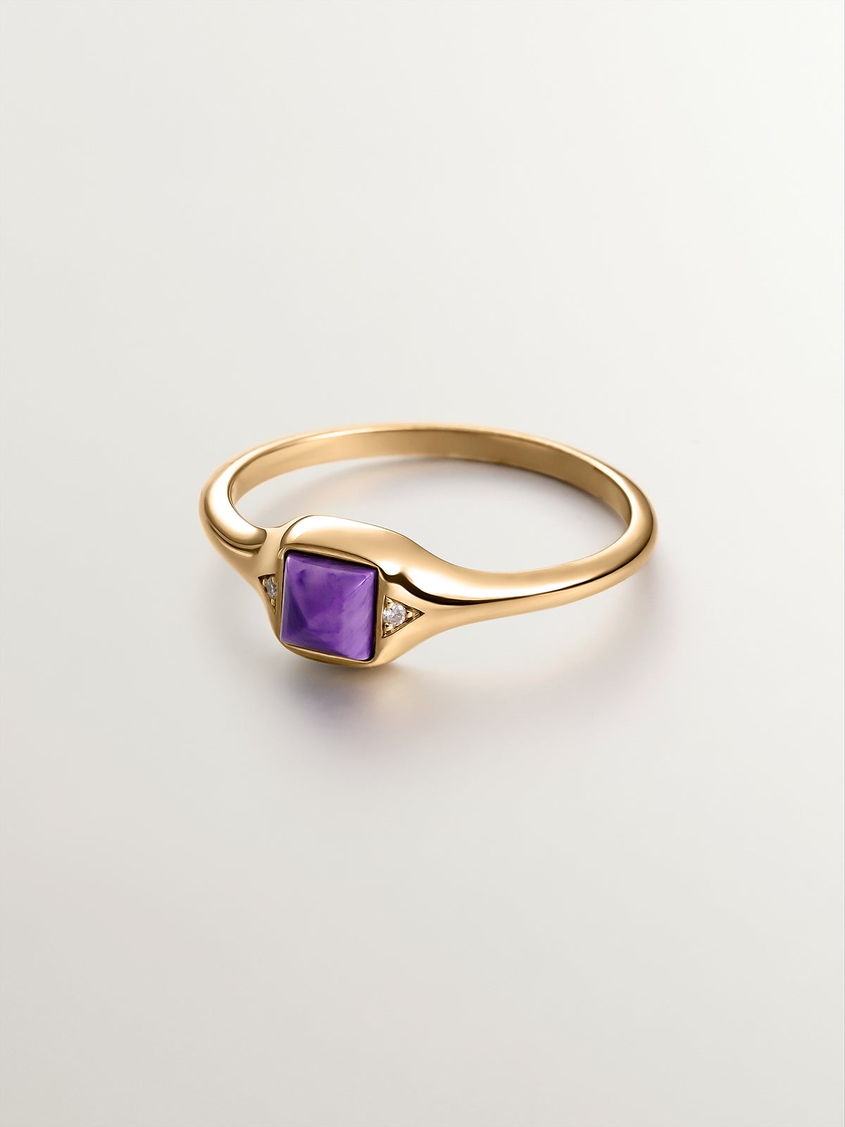 Anillo de sello de oro amarillo de 9K con charoita morada