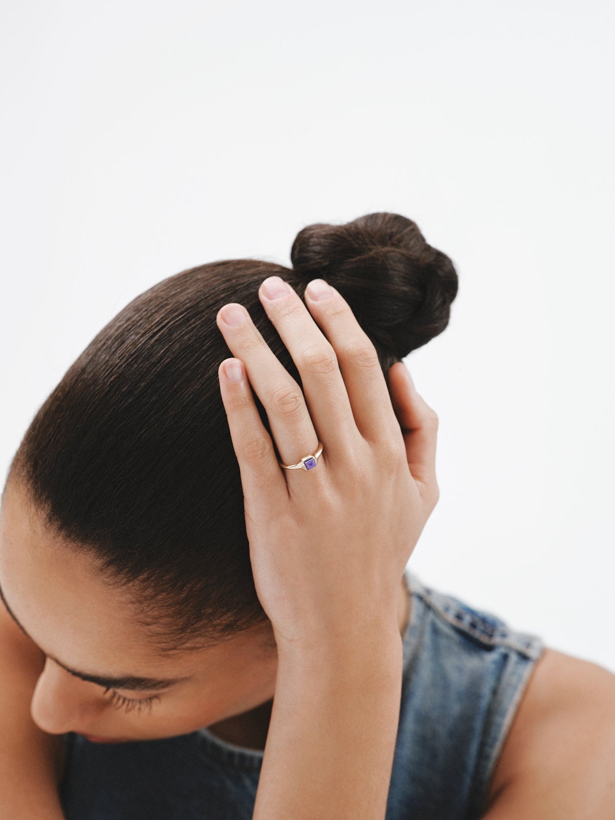 Anillo de sello de oro amarillo de 9K con charoita morada
