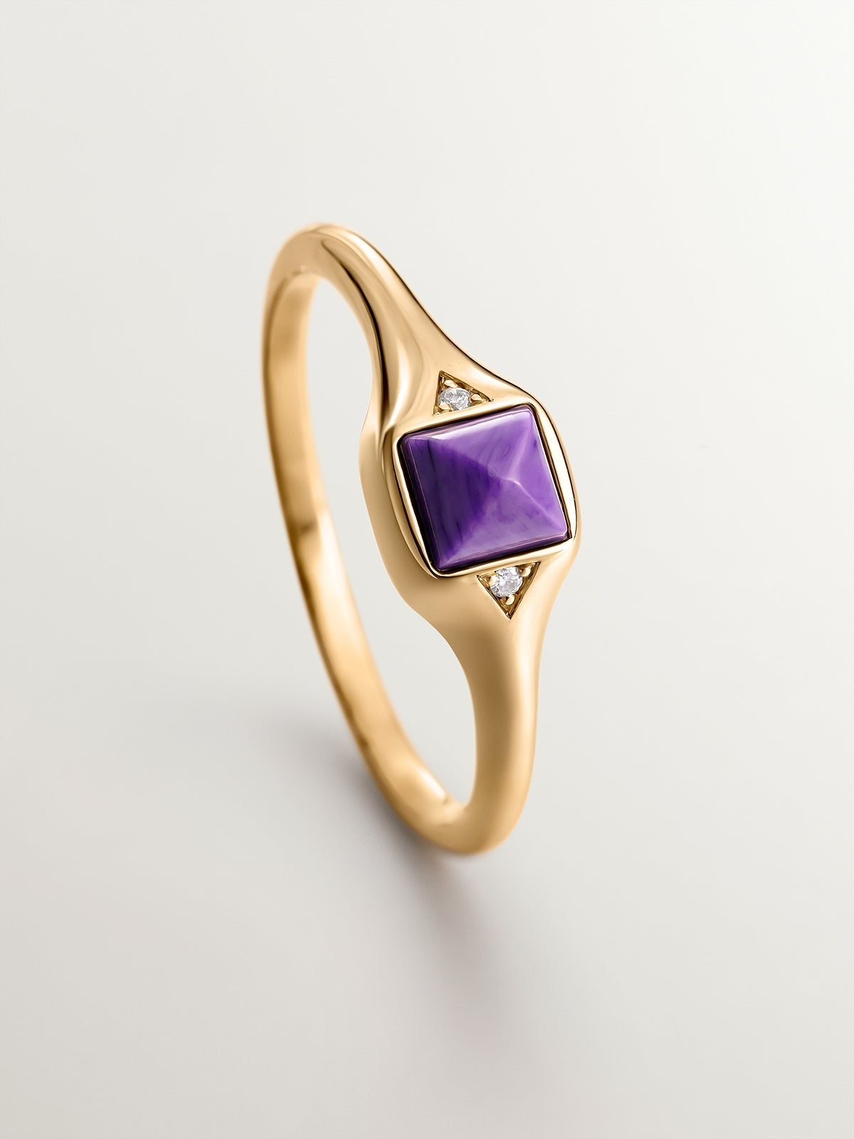 Anillo de sello de oro amarillo de 9K con charoita morada