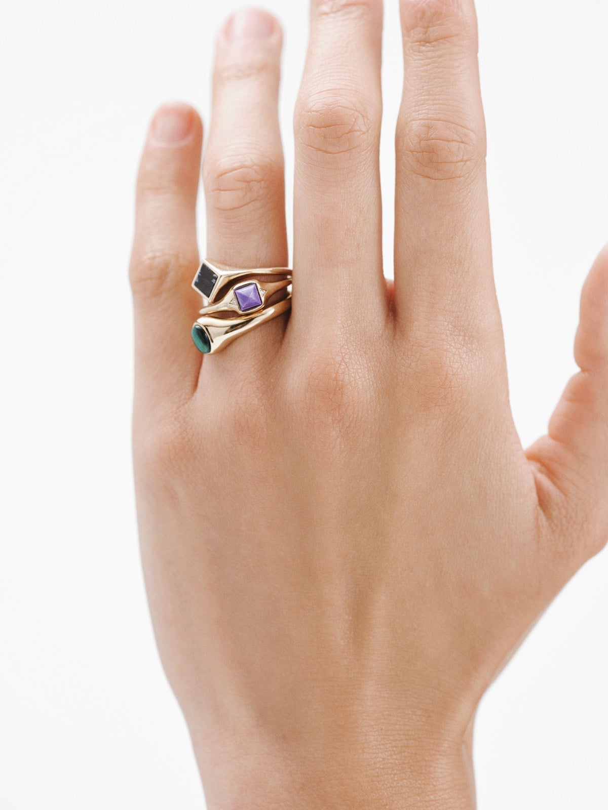 Anillo de sello de oro amarillo de 9K con charoita morada