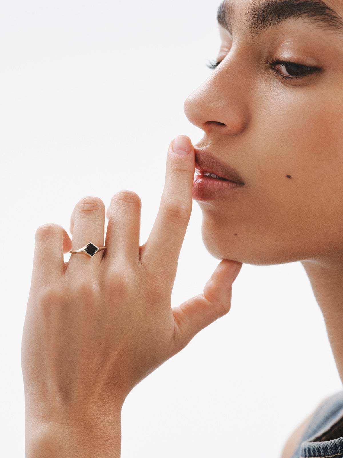 Anillo de sello de oro amarillo de 9K con obsidiana negra