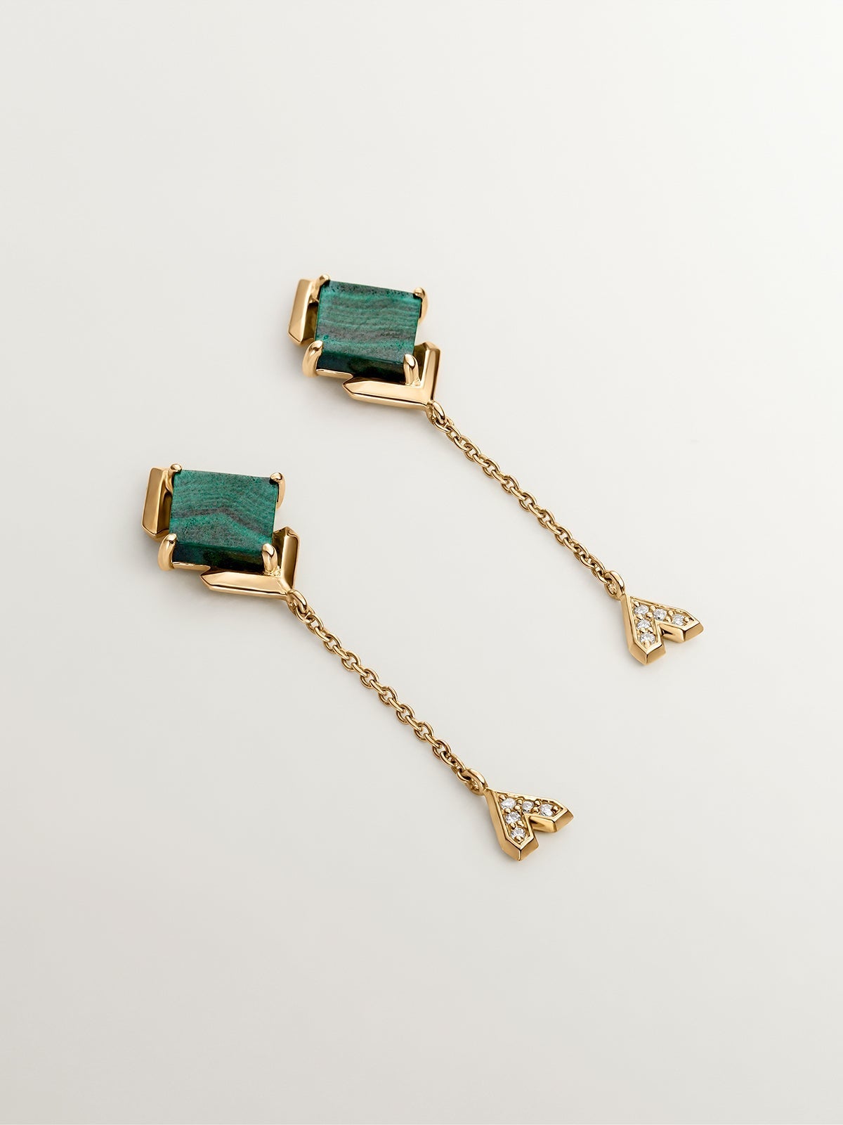 Pendientes largos de oro amarillo de 9K con malaquita verde y diamantes