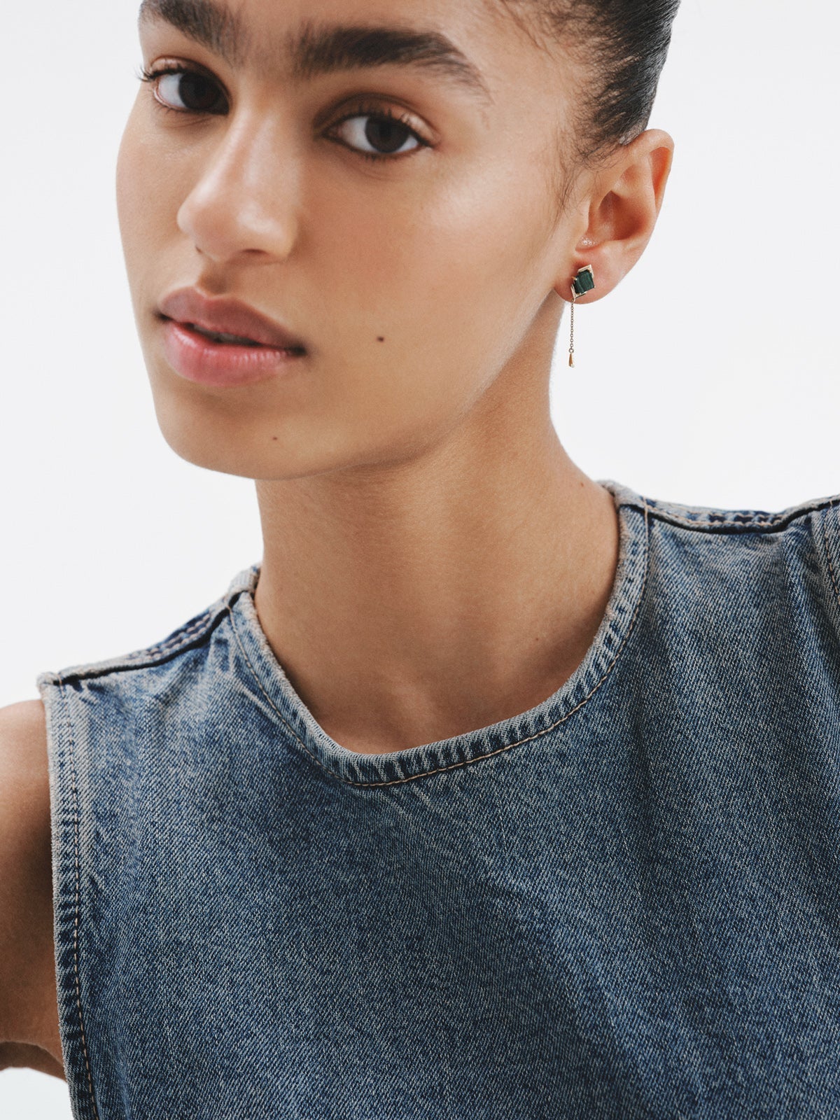 Pendientes largos de oro amarillo de 9K con malaquita verde y diamantes