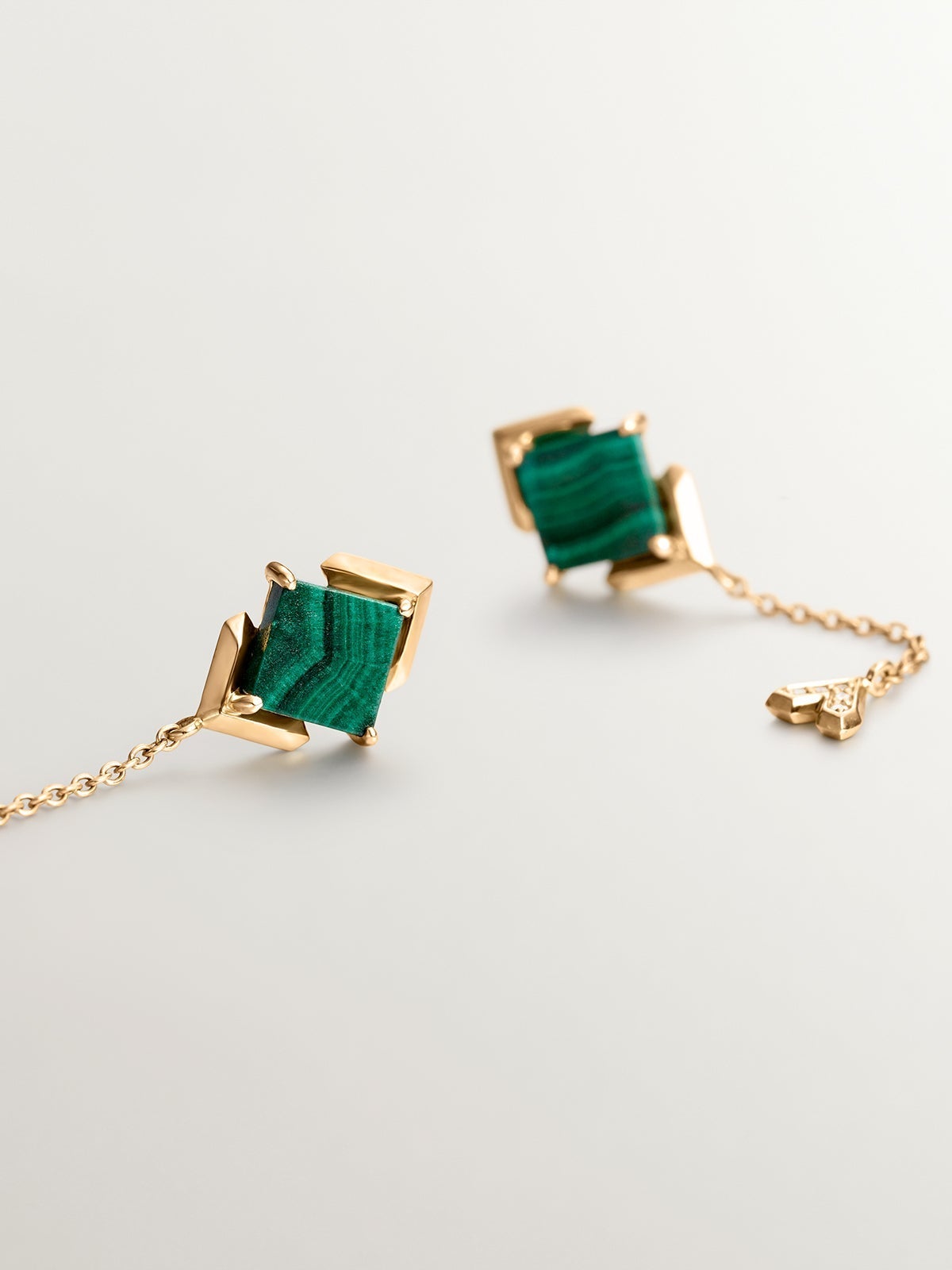 Pendientes largos de oro amarillo de 9K con malaquita verde y diamantes