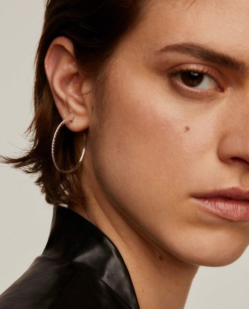 Pendiente individual de aro grande de oro blanco de 18K con diamantes