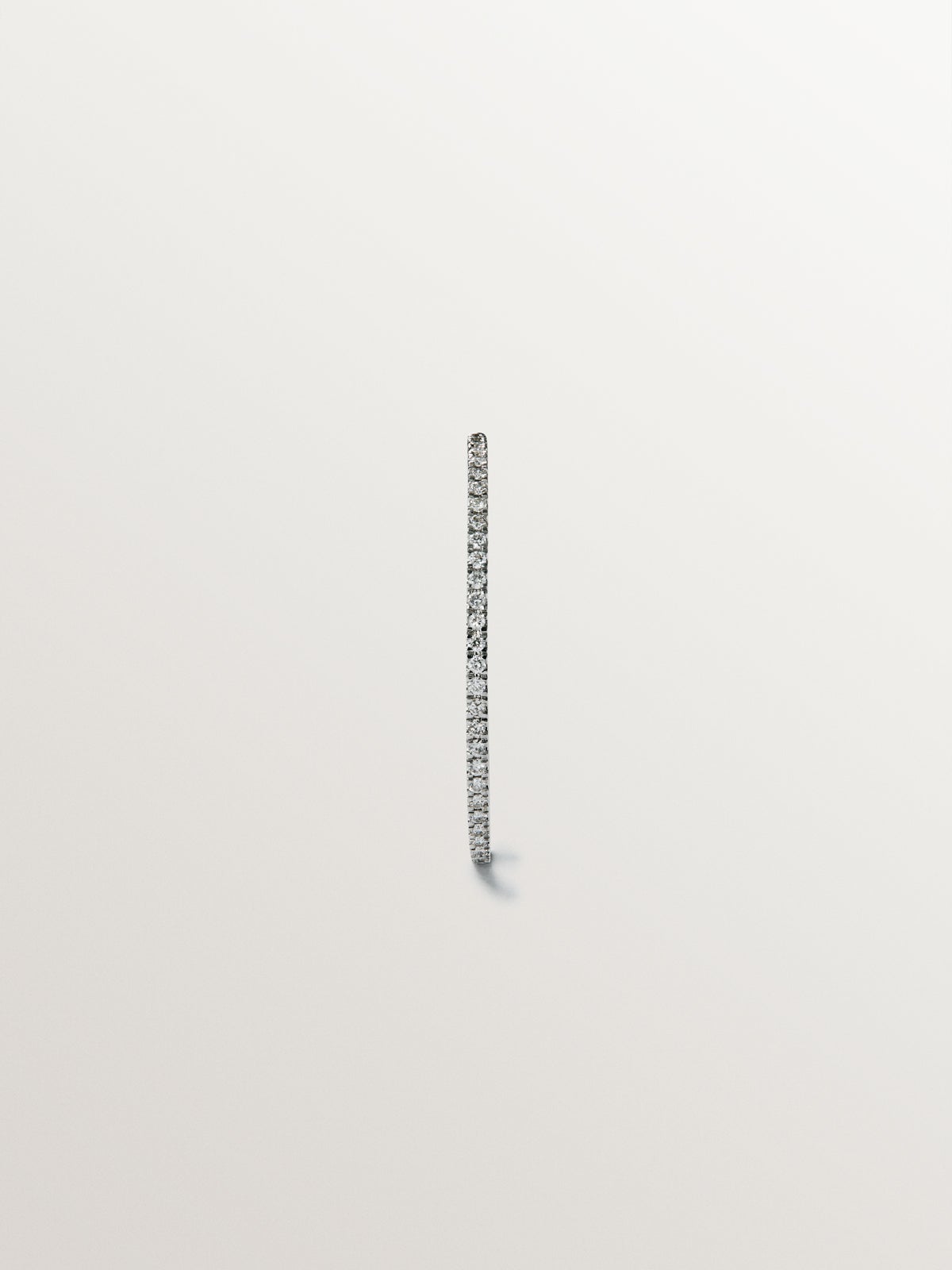 Pendiente individual de aro grande de oro blanco de 18K con diamantes