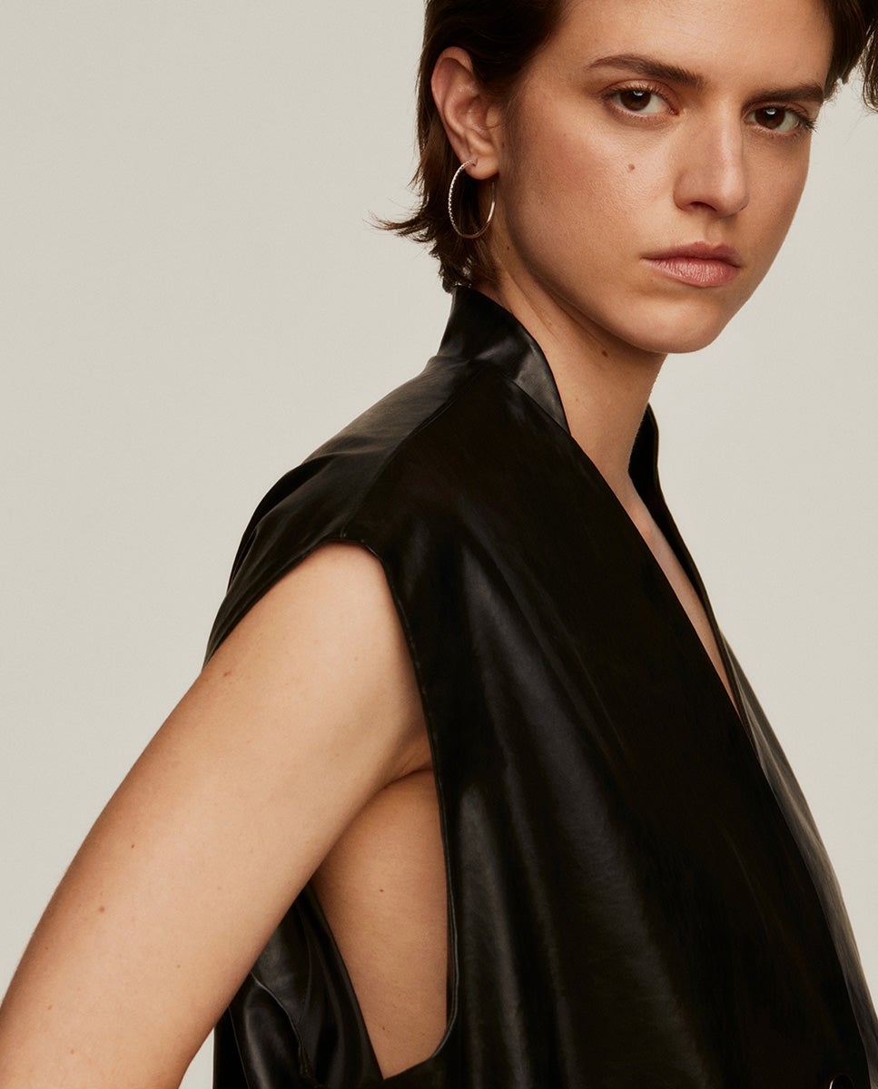 Pendiente individual de aro grande de oro blanco de 18K con diamantes