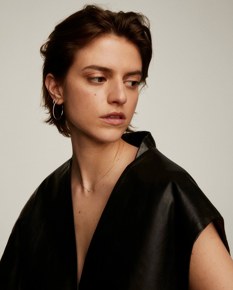 Pendiente individual de aro grande de oro blanco de 18K con diamantes