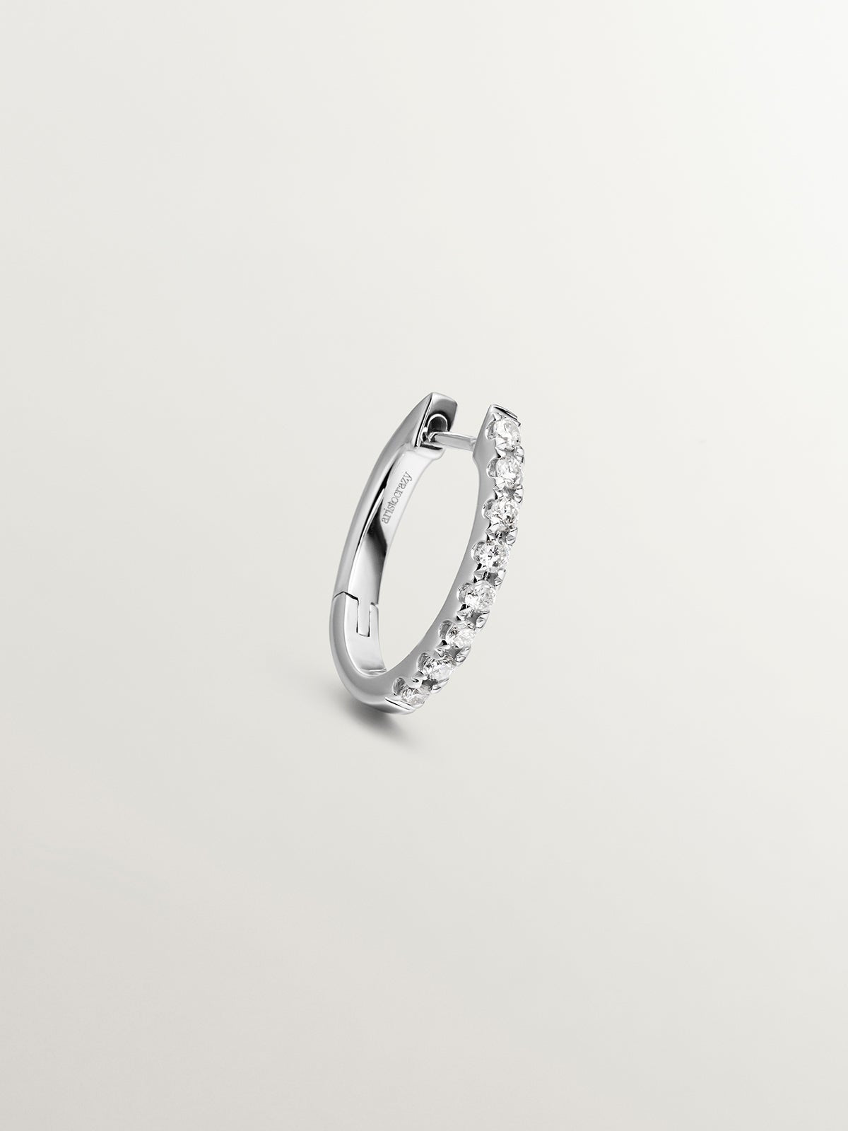 Pendiente de aro individual pequeño de oro blanco de 18K con diamantes