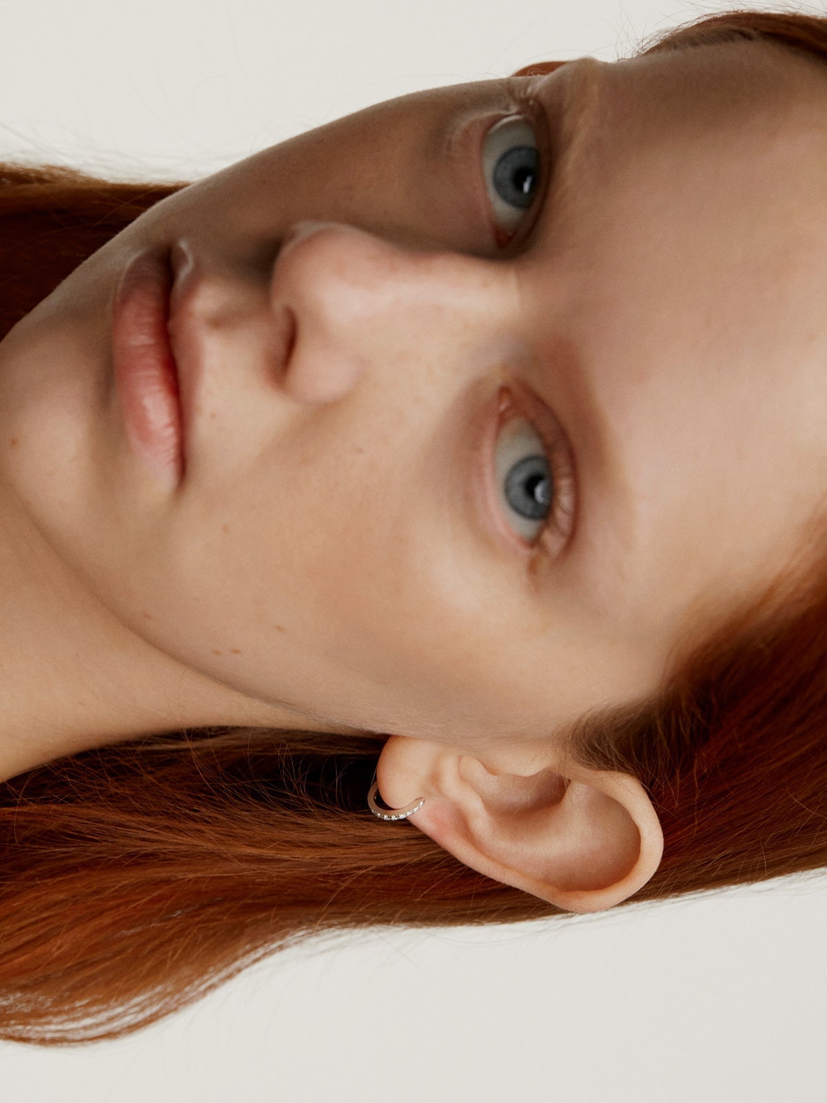 Pendiente de aro individual pequeño de oro blanco de 18K con diamantes