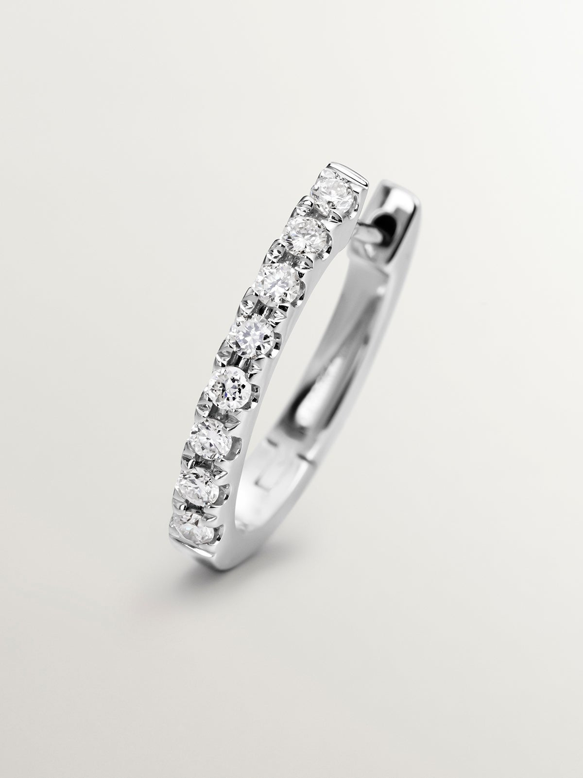 Pendiente de aro individual pequeño de oro blanco de 18K con diamantes