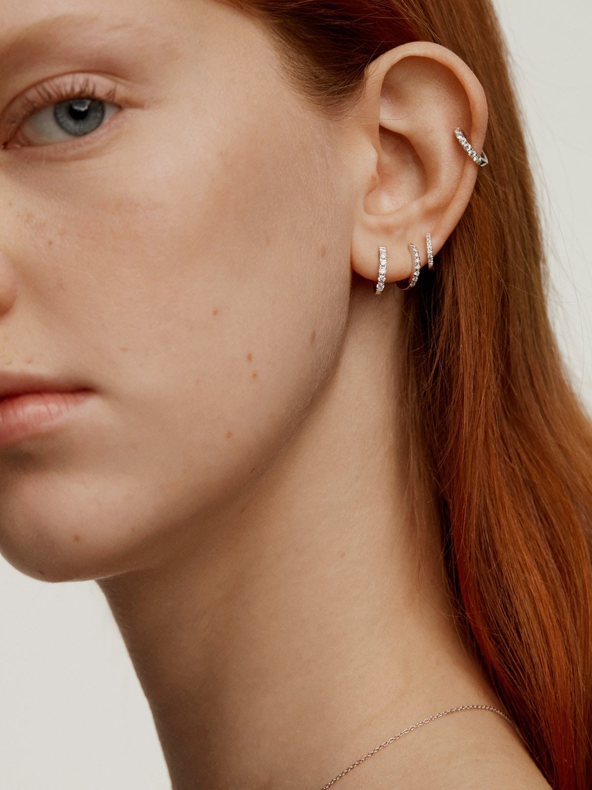 Pendiente de aro individual pequeño de oro blanco de 18K con diamantes