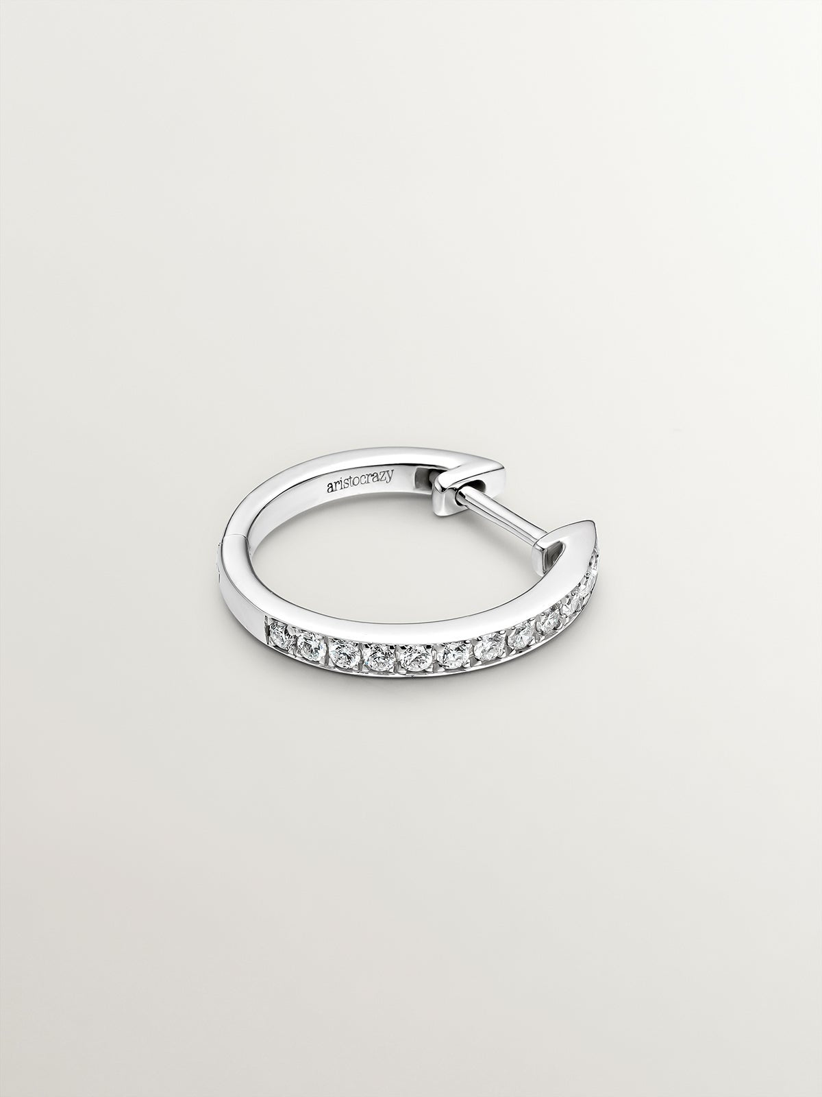 Pendiente de aro individual de oro blanco de 18K con diamante en talla brillante