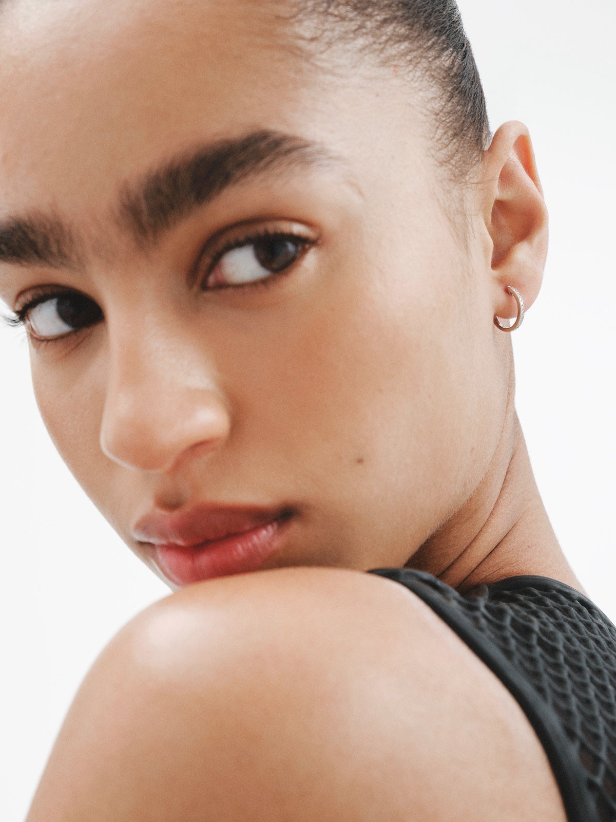 Pendiente de aro individual de oro blanco de 18K con diamante en talla brillante