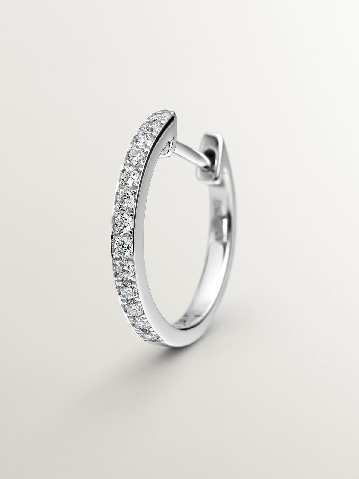 Pendiente de aro individual de oro blanco de 18K con diamante en talla brillante