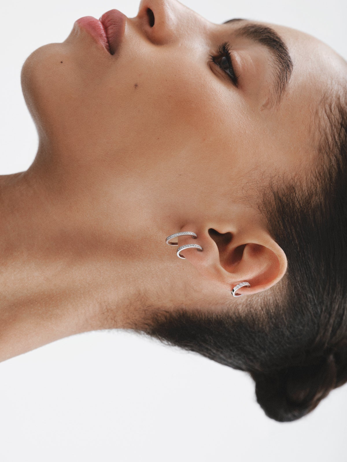 Pendiente de aro individual de oro blanco de 18K con diamante en talla brillante