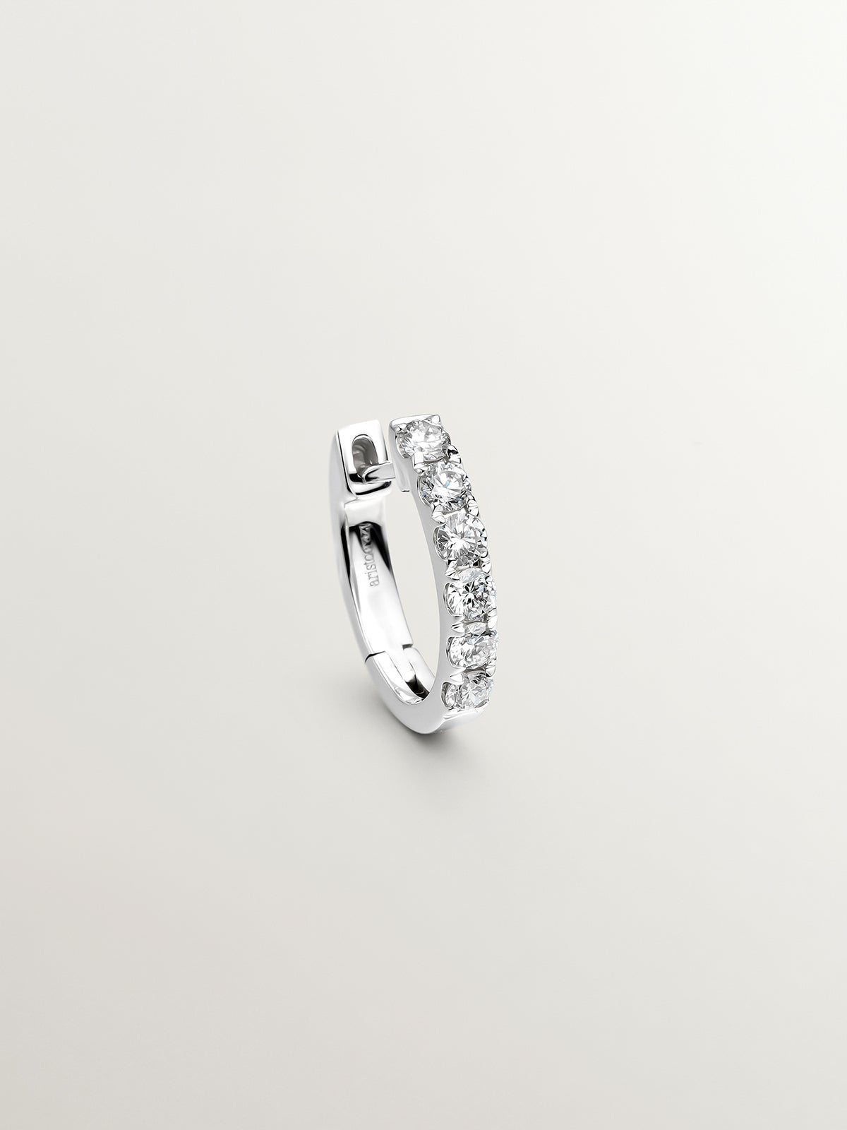 Pendiente de aro individual de oro blanco de 18K con diamante en talla brillante