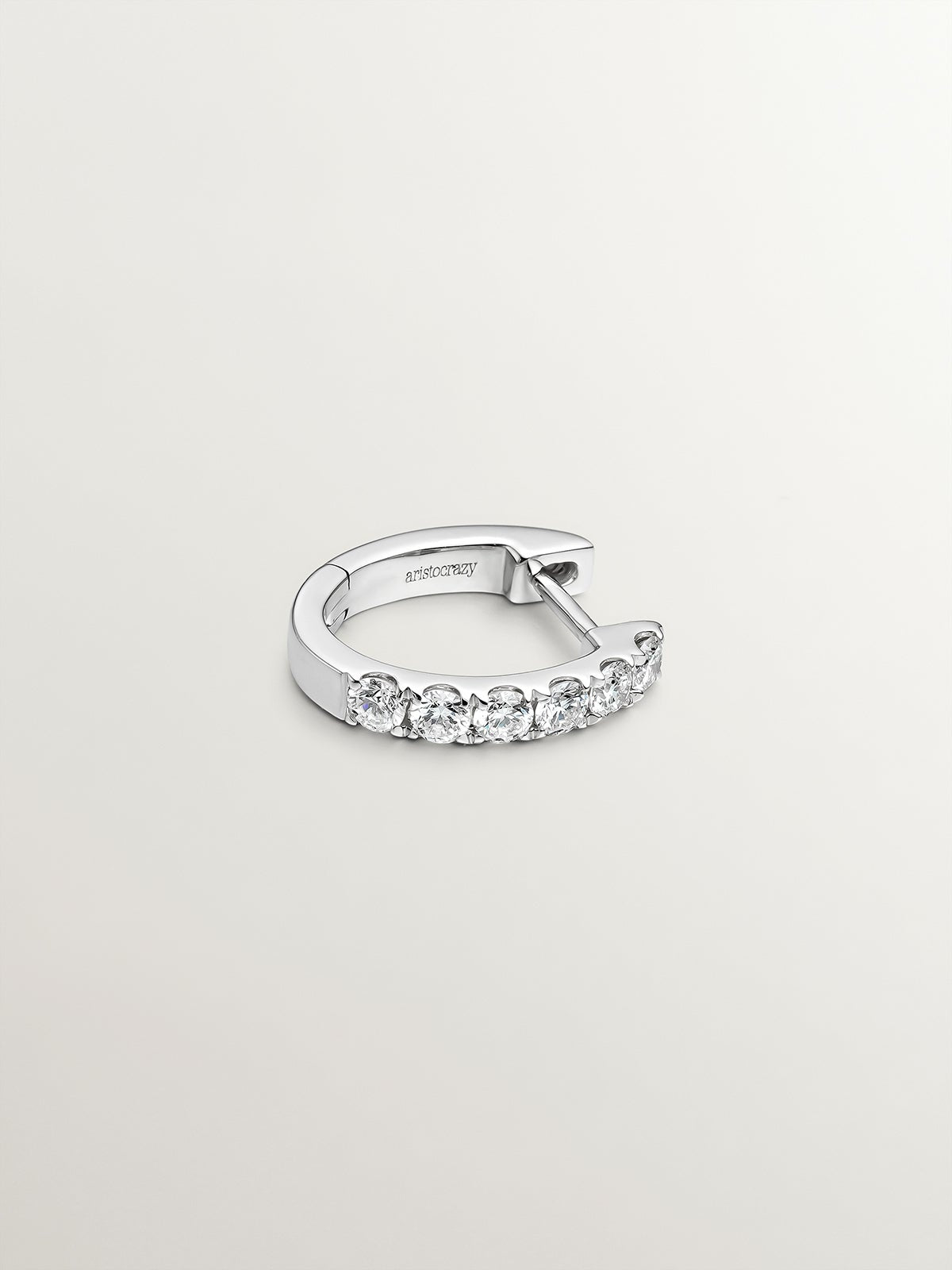 Pendiente de aro individual de oro blanco de 18K con diamante en talla brillante