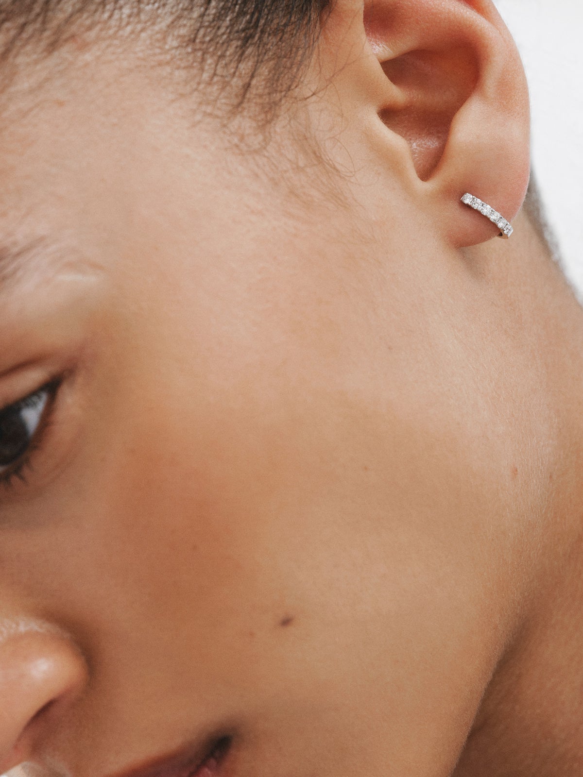 Pendiente de aro individual de oro blanco de 18K con diamante en talla brillante