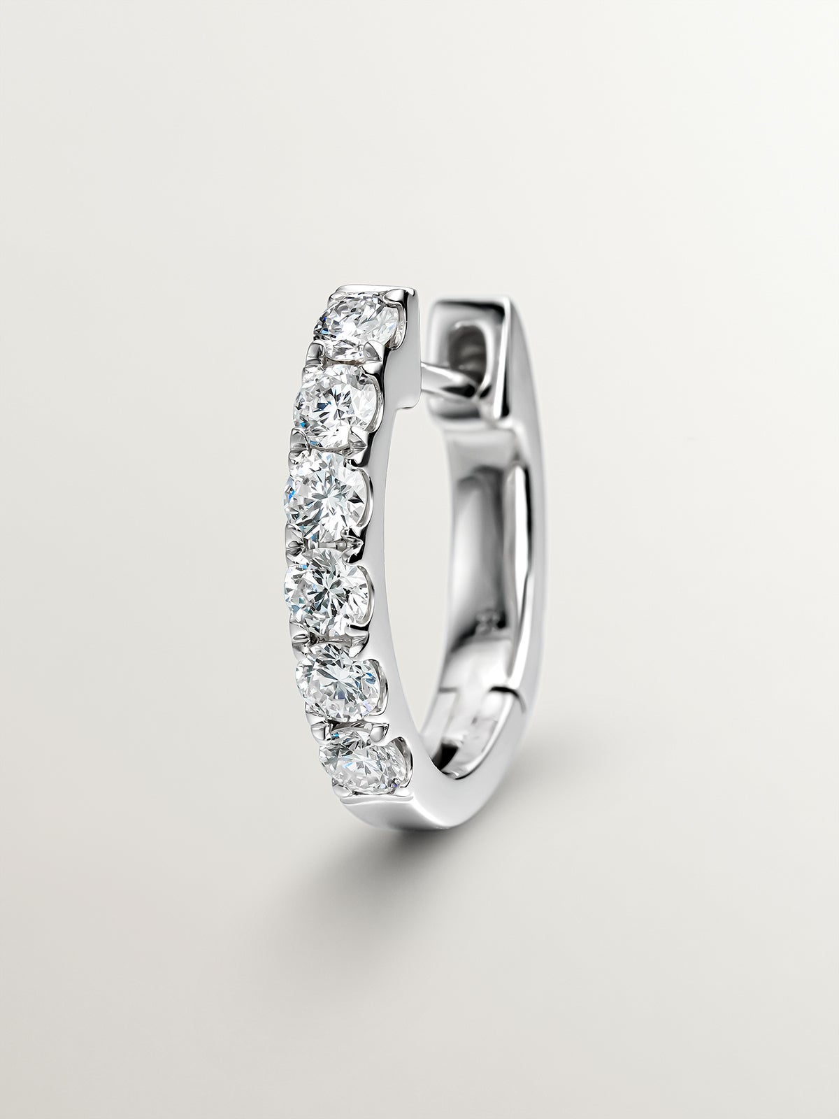 Pendiente de aro individual de oro blanco de 18K con diamante en talla brillante