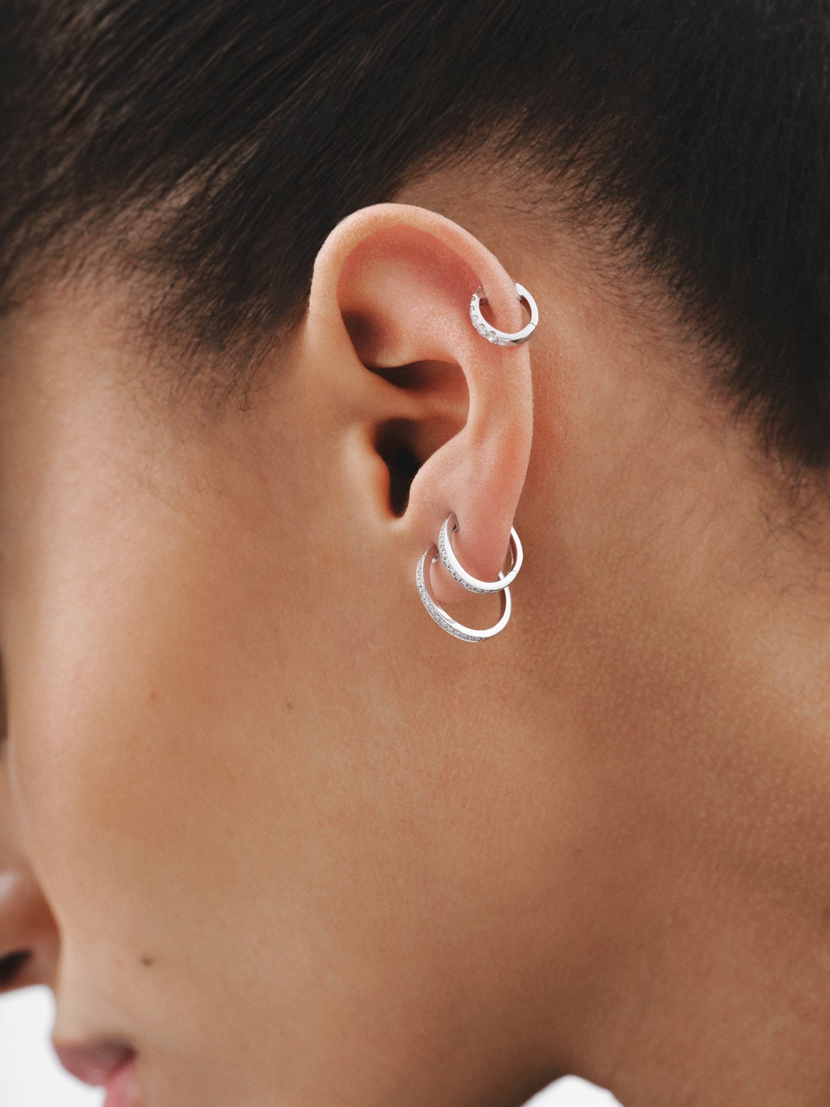 Pendiente de aro individual de oro blanco de 18K con diamante en talla brillante