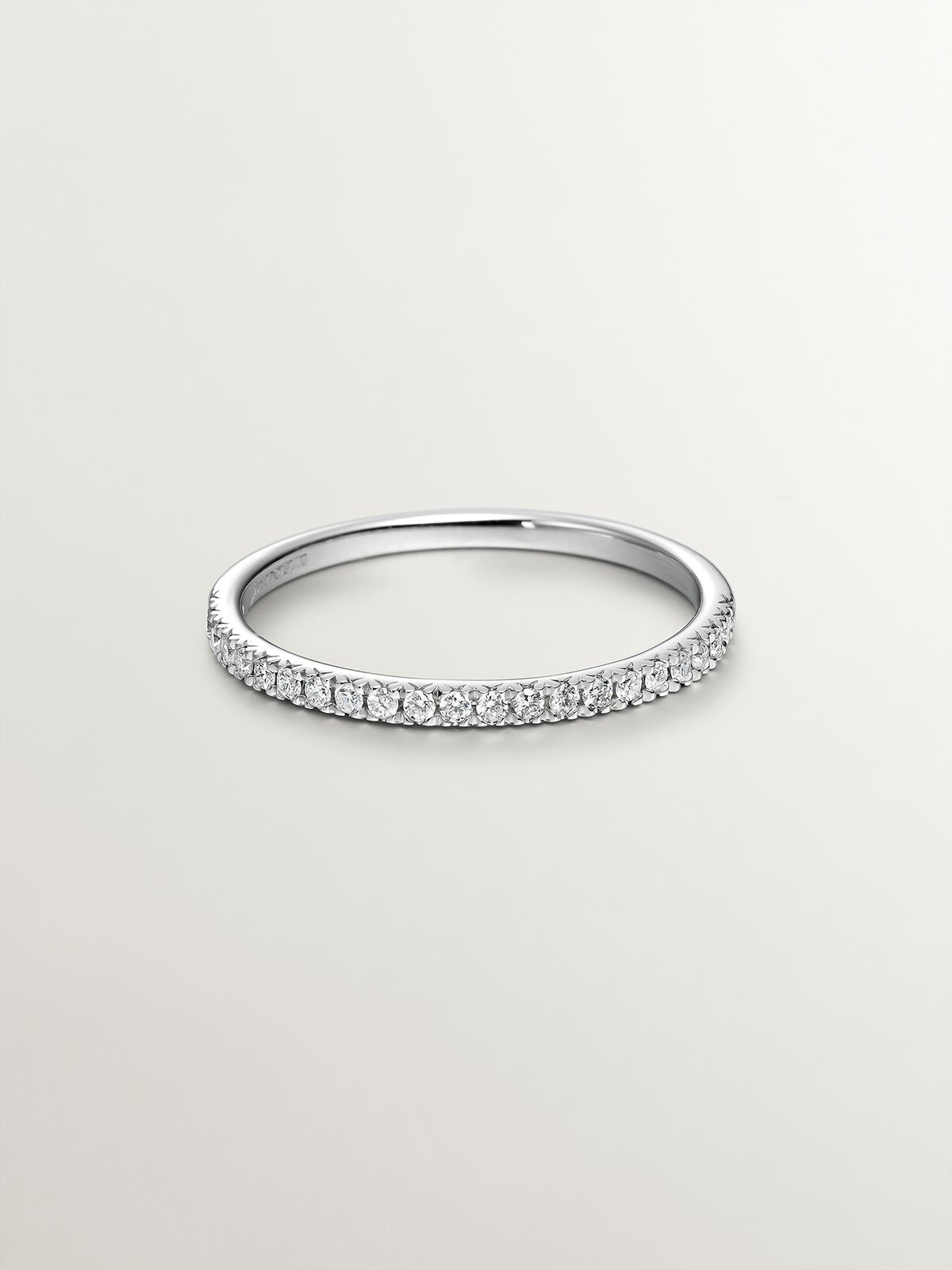 Anillo de oro blanco de 18K con diamantes en talla brillante