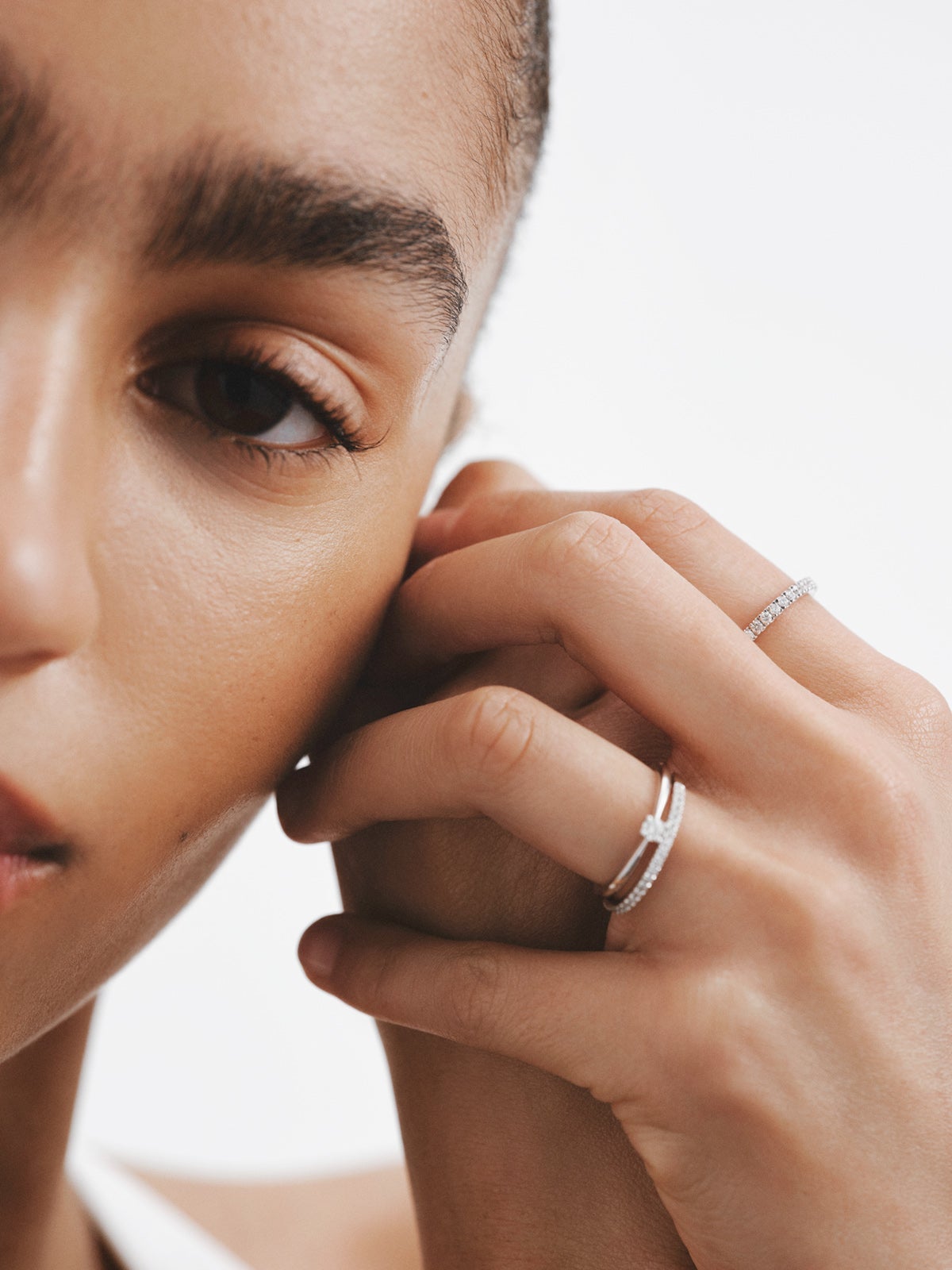 Anillo de oro blanco de 18K con diamantes en talla brillante