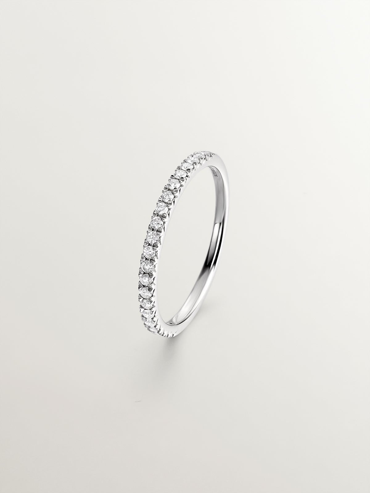 Anillo de oro blanco de 18K con diamantes en talla brillante