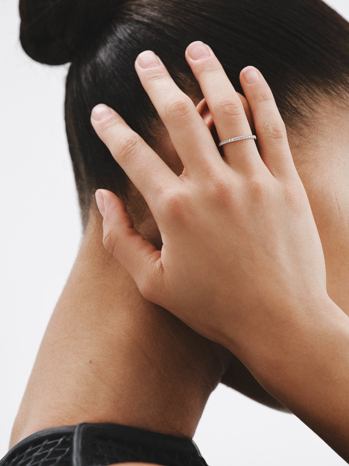 Anillo de oro blanco de 18K con diamantes en talla brillante