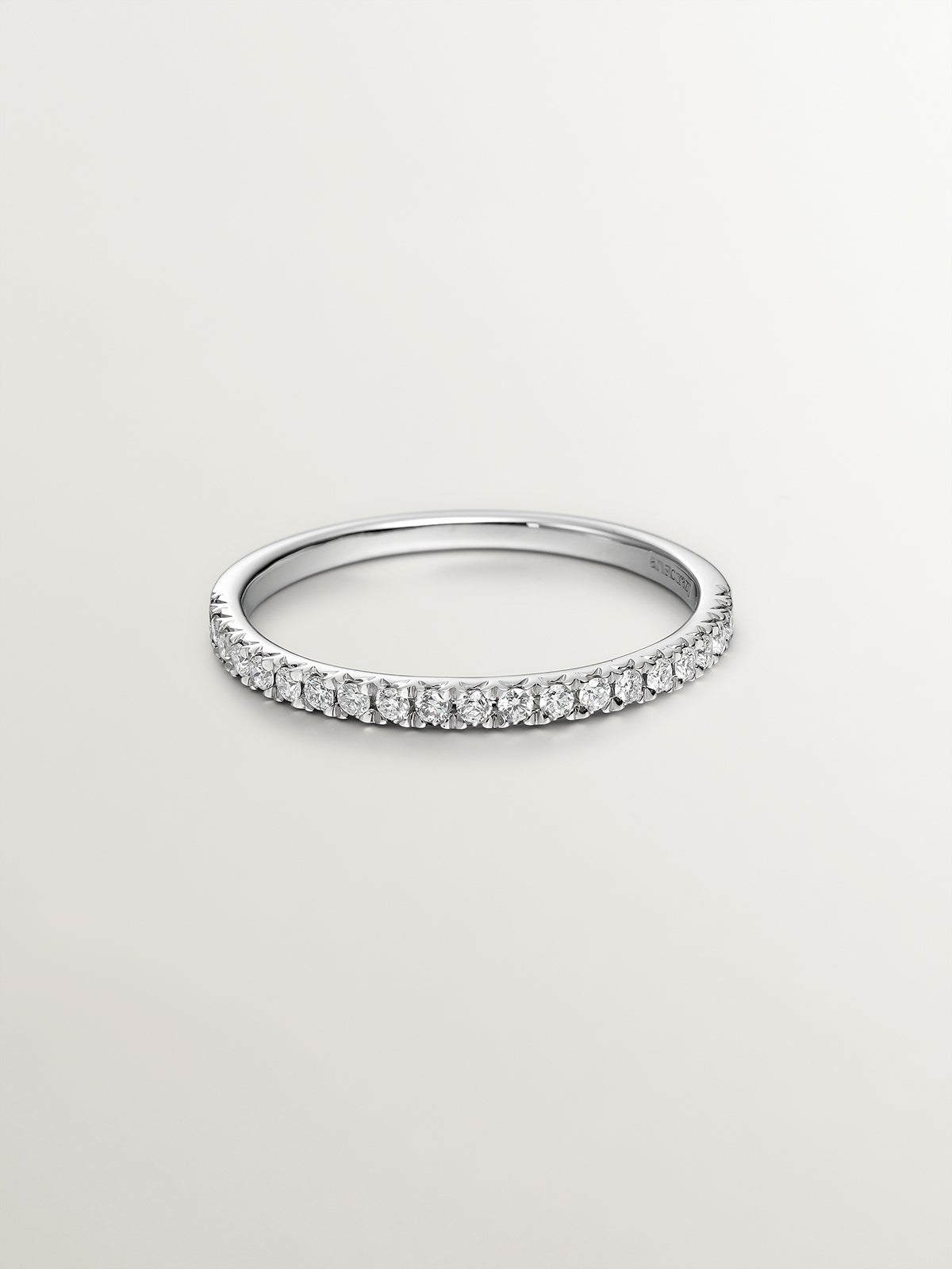 Anillo de oro blanco de 18K con diamantes en talla brillante