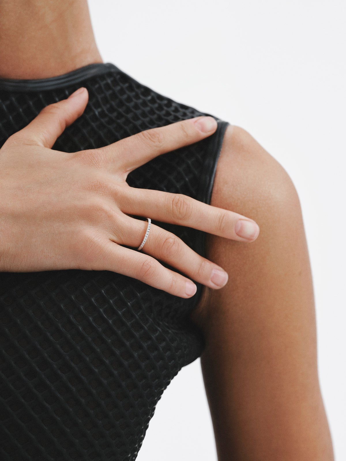 Anillo de oro blanco de 18K con diamantes en talla brillante