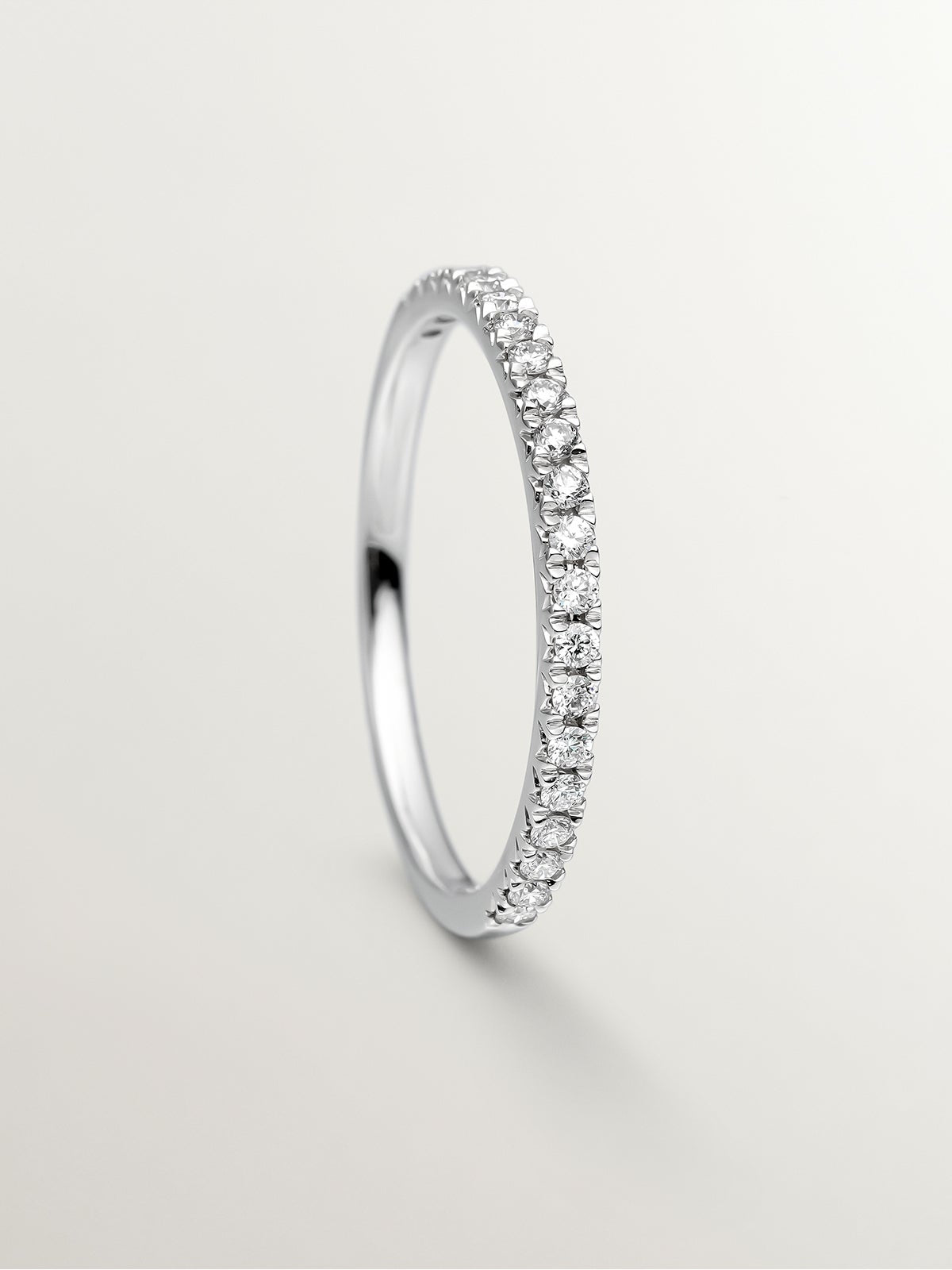 Anillo de oro blanco de 18K con diamantes en talla brillante