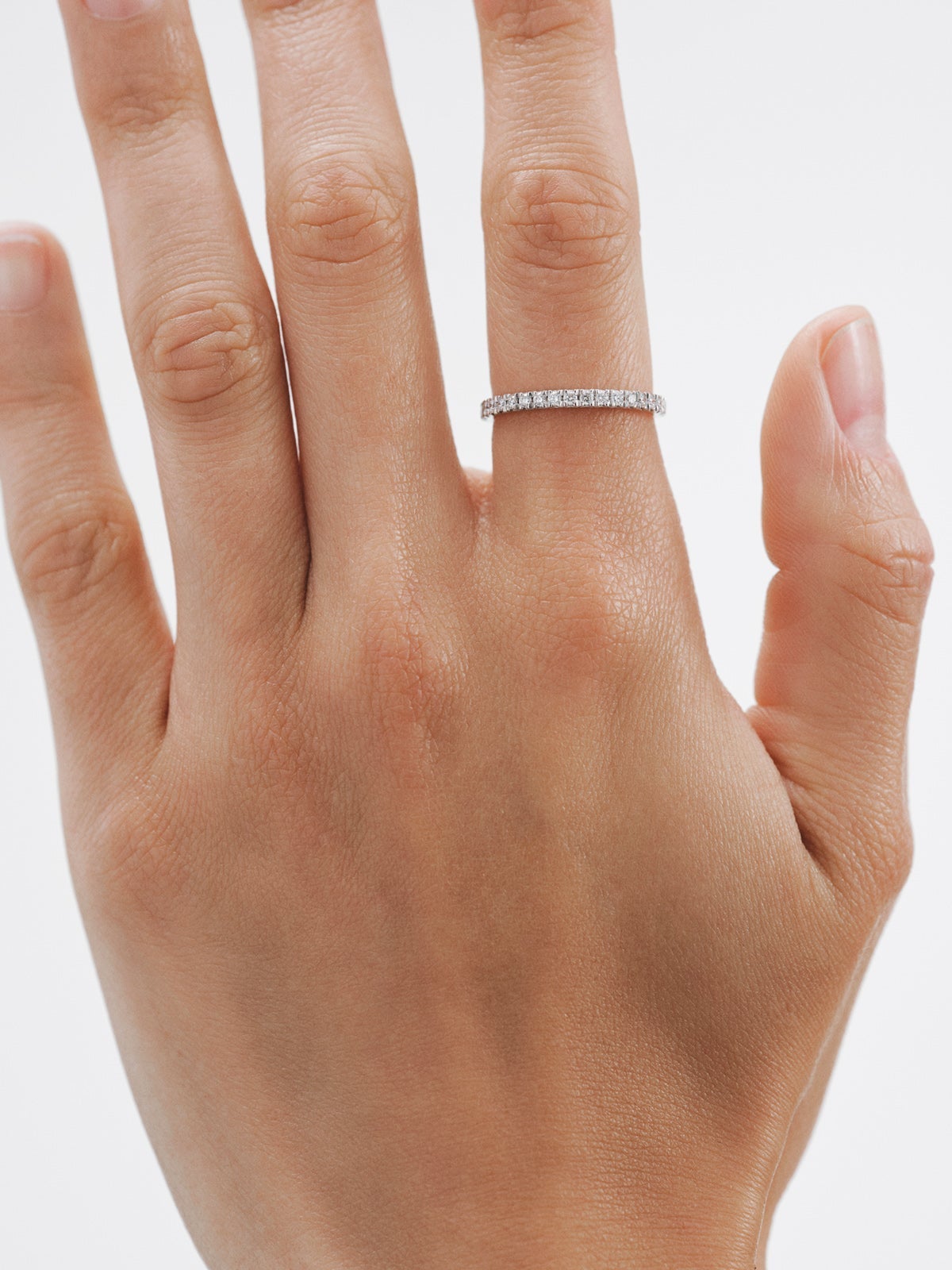 Anillo de oro blanco de 18K con diamantes