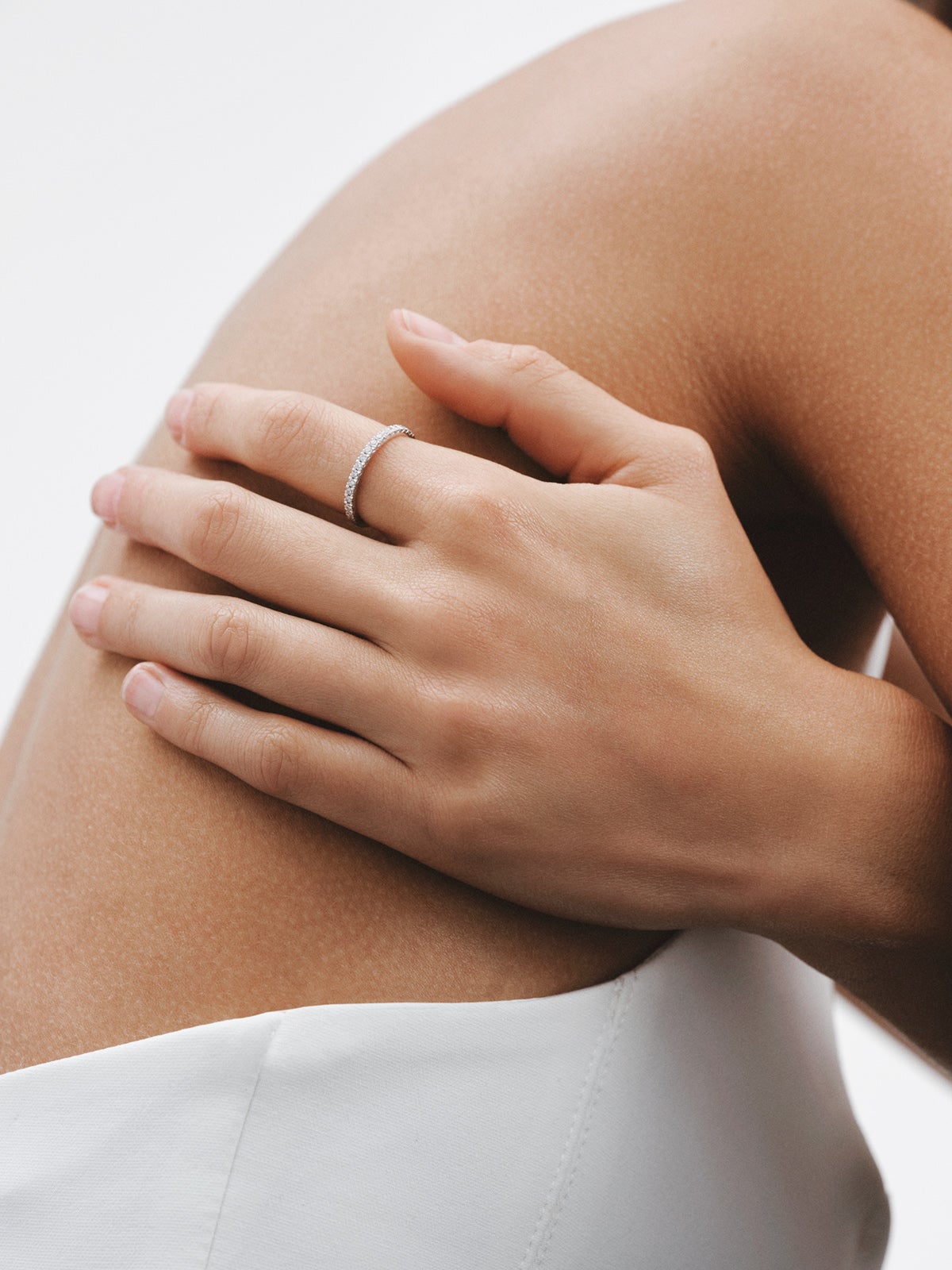 Anillo de oro blanco de 18K con diamantes