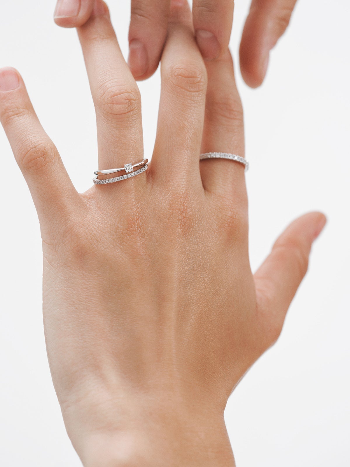 Anillo de oro blanco de 18K con diamantes