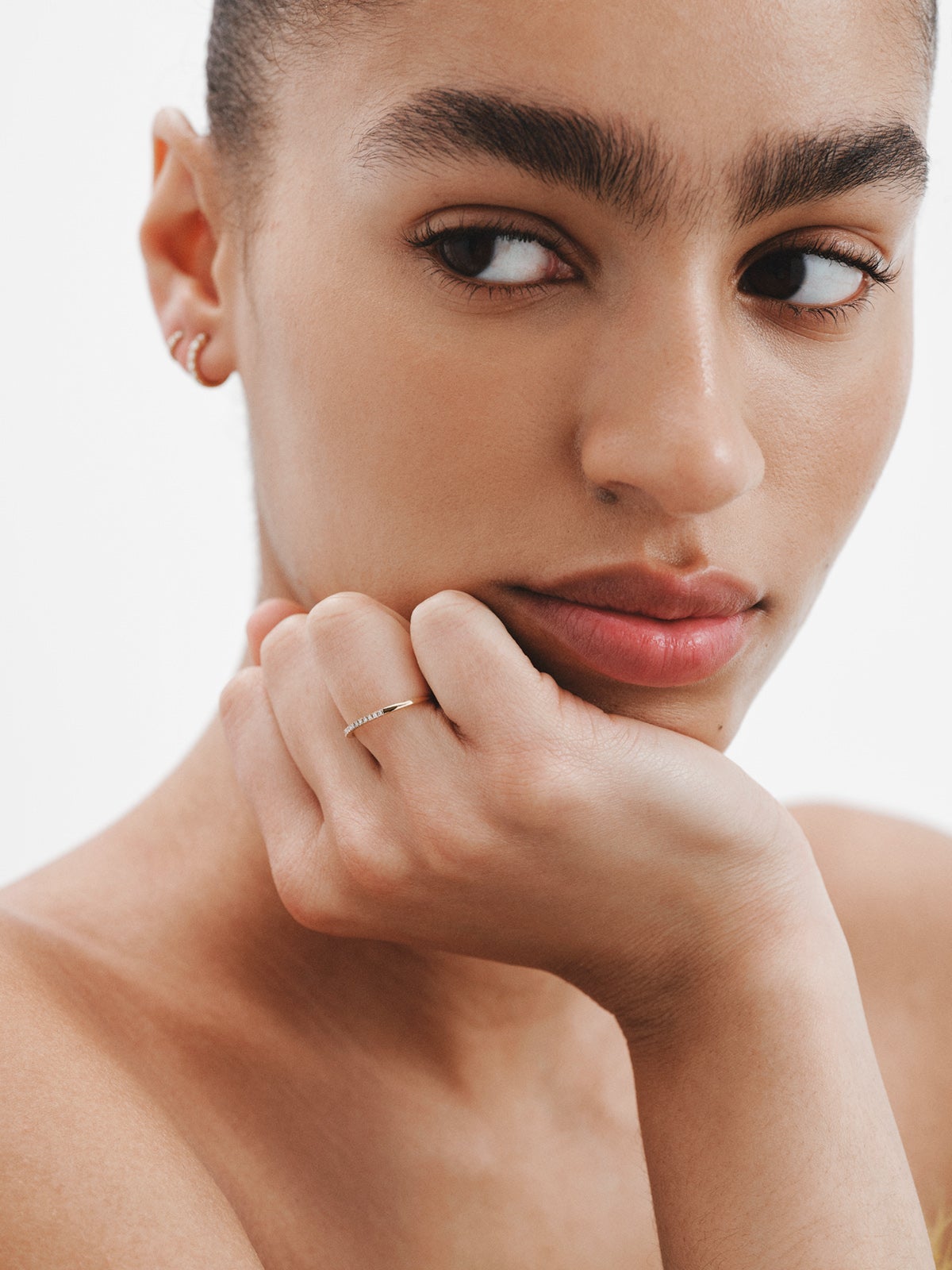 Anillo de oro amarillo de 18K con diamantes en talla brillante