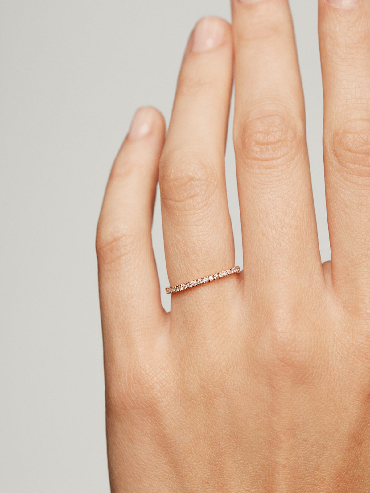 Anillo de oro rosa de 18K con diamantes en talla brillante