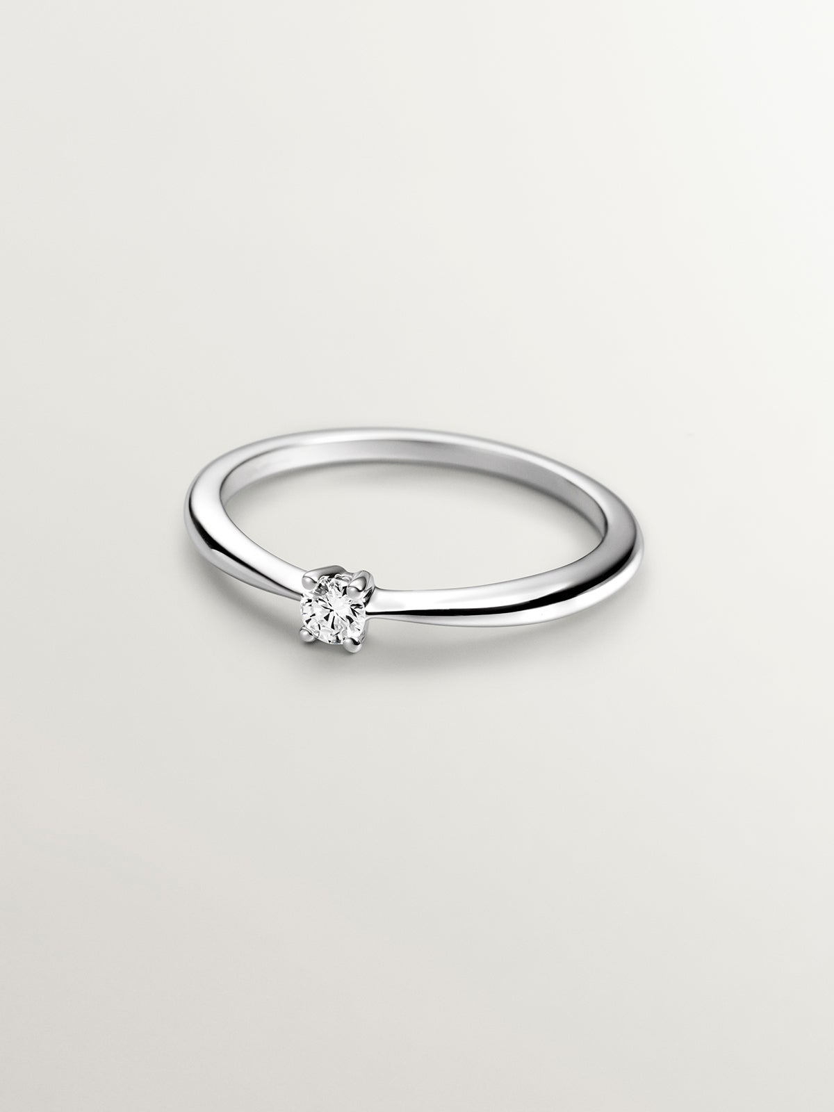 Anillo de oro blanco de 18K con diamantes en talla brillante